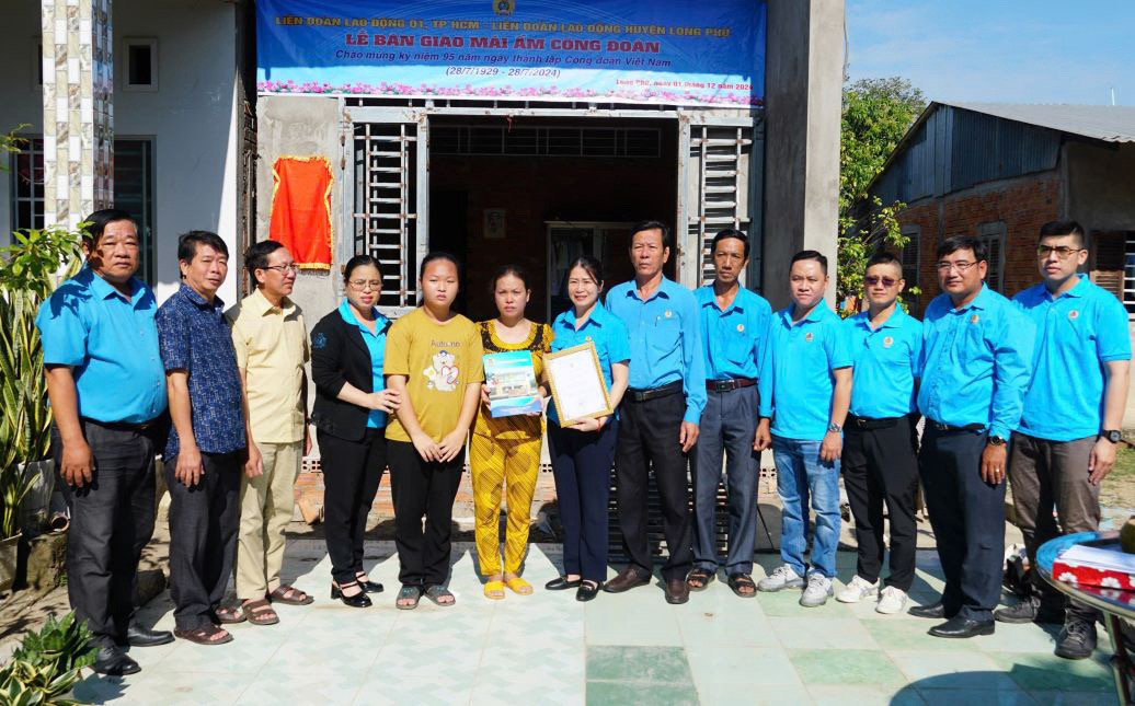 B&agrave;n giao 5 "M&aacute;i ấm C&ocirc;ng đo&agrave;n"- Ảnh 1.