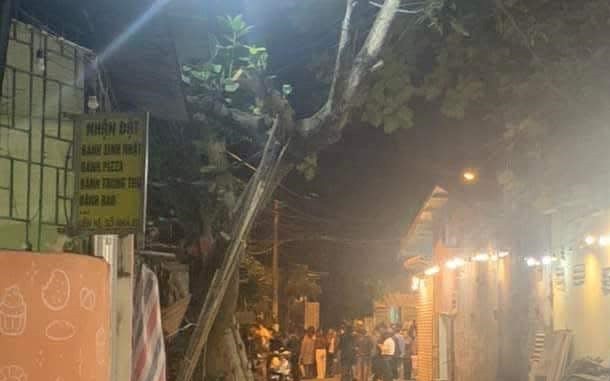 Một thầy gi&aacute;o nghi bị h&agrave;ng x&oacute;m d&ugrave;ng dao s&aacute;t hại d&atilde; man