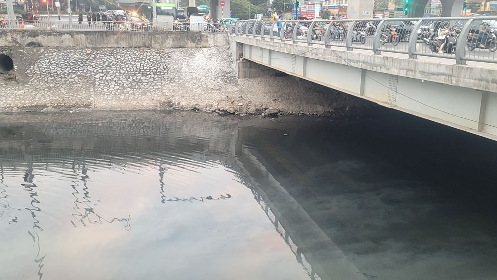 Nhiều năm nay, s&ocirc;ng T&ocirc; Lịch bị &ocirc; nhiễm trầm trọng, ảnh hưởng tới đời sống của người d&acirc;n trong khu vực