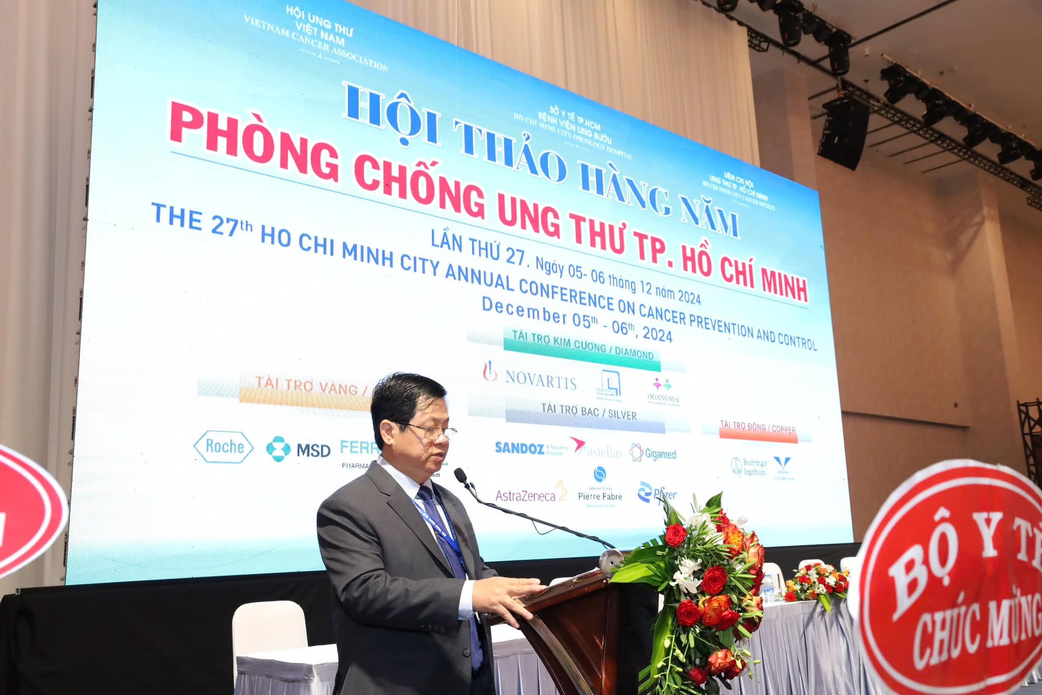 Mỗi ng&agrave;y c&oacute; 4.000 - 4.900 người đến kh&aacute;m ung thư tại Bệnh viện Ung bướu TP HCM- Ảnh 1.