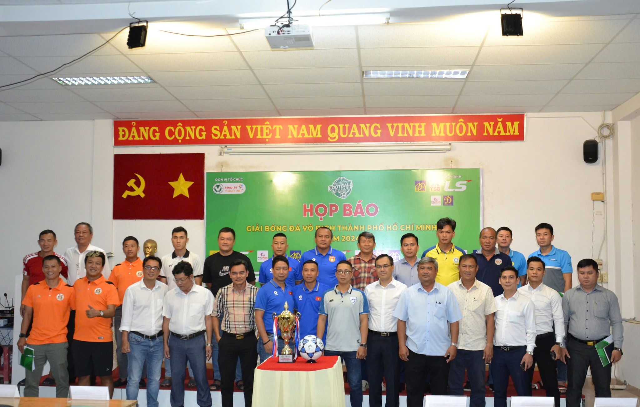 Chức v&ocirc; địch giải b&oacute;ng đ&aacute; v&ocirc; địch TP HCM 2024 l&ecirc;n đến  100 triệu đồng- Ảnh 1.