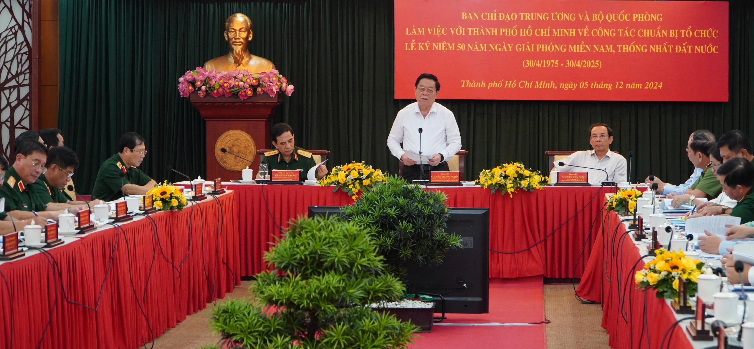 Trung ương l&agrave;m việc với TP HCM về lễ kỷ niệm 50 năm Ng&agrave;y Giải ph&oacute;ng miền Nam, thống nhất đất nước- Ảnh 1.