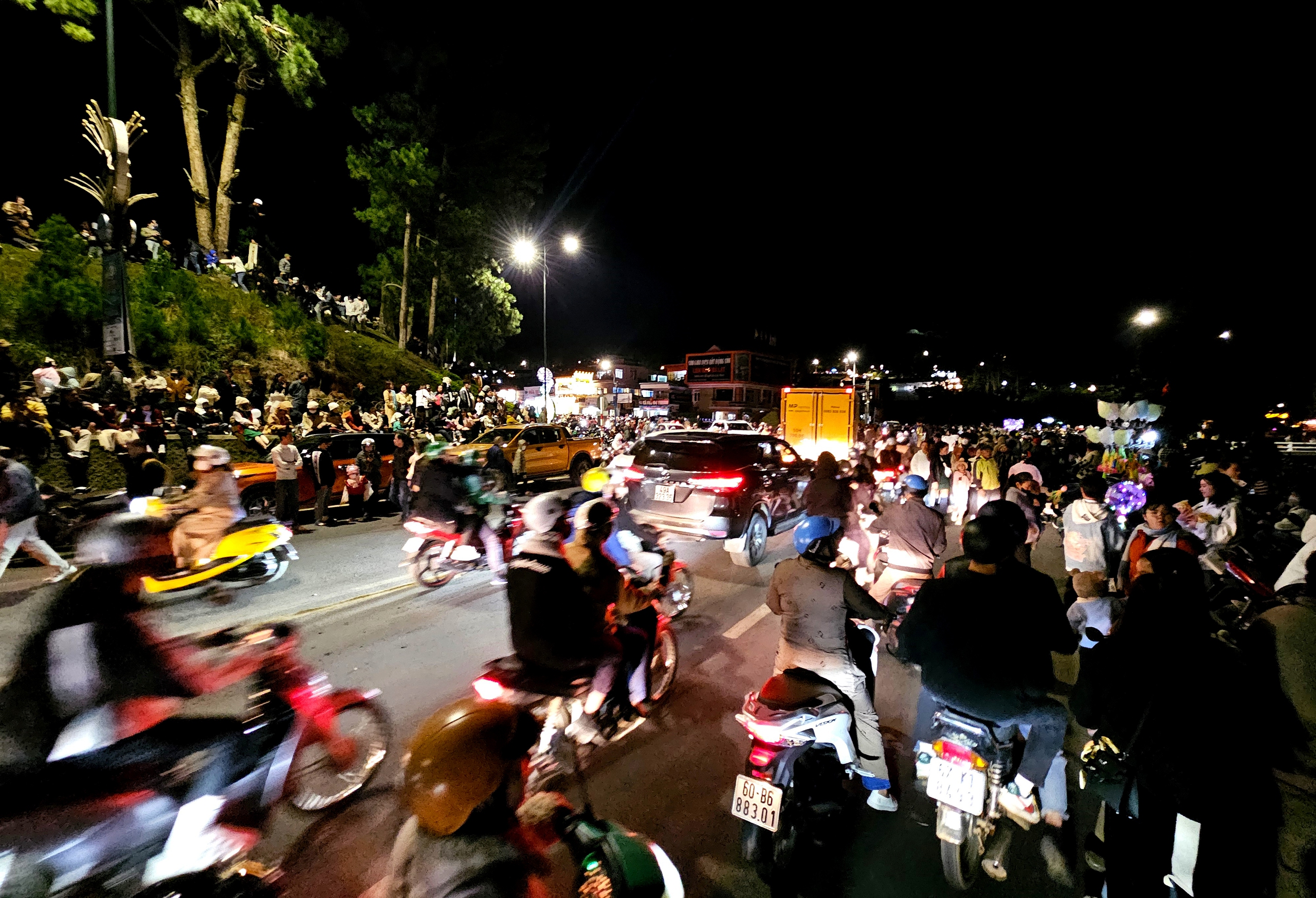 H&agrave;ng vạn người h&agrave;o hứng dự khai mạc Festival Hoa Đ&agrave; Lạt lần thứ X - 2024- Ảnh 2.