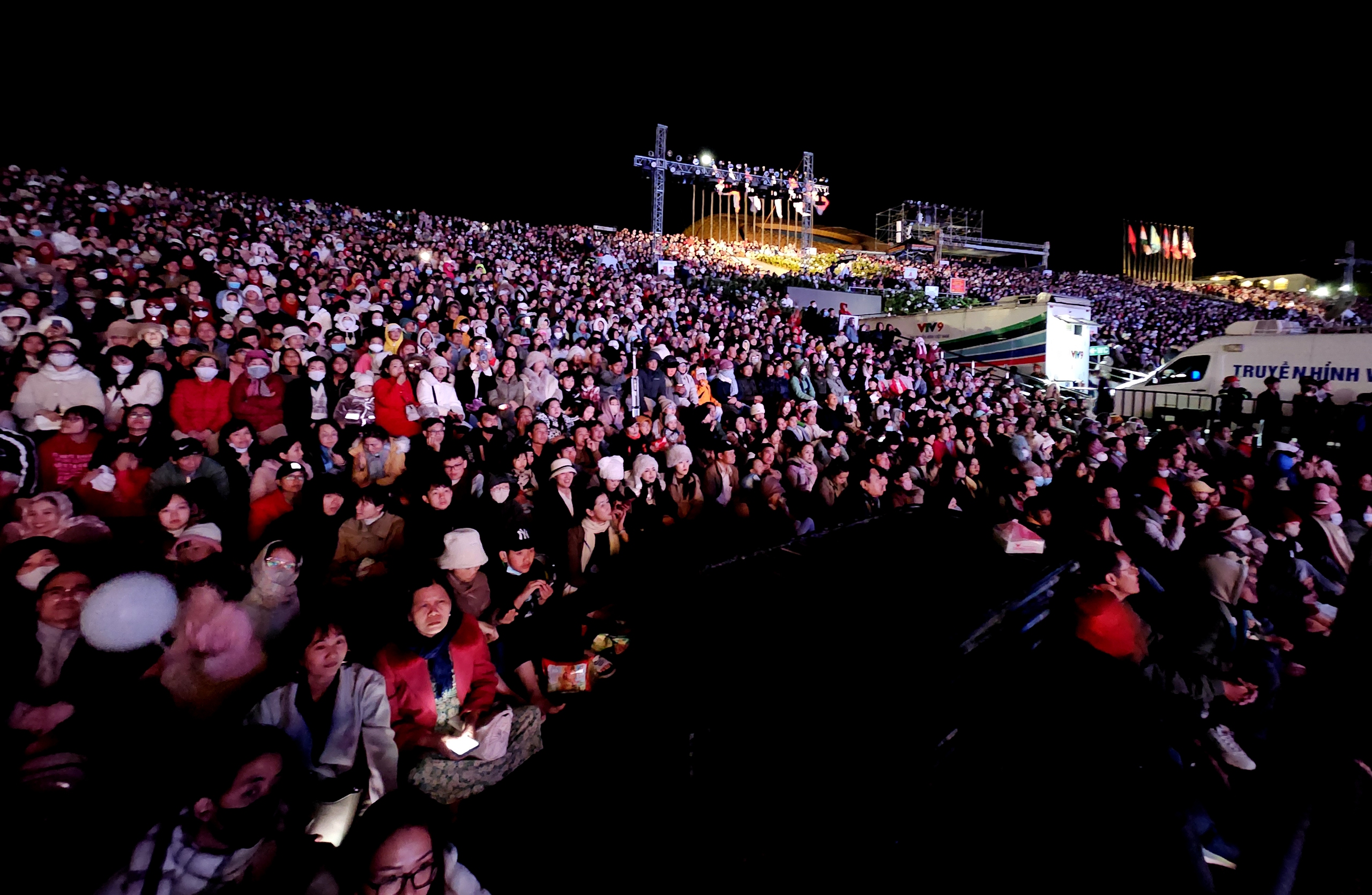 H&agrave;ng vạn người h&agrave;o hứng dự khai mạc Festival Hoa Đ&agrave; Lạt lần thứ X - 2024- Ảnh 7.