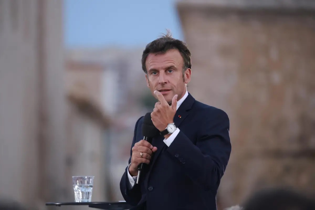Tổng thống Ph&aacute;p Emmanuel Macron ph&aacute;t biểu tại Fort Saint-Jean ở Marseille, Ph&aacute;p, hồi th&aacute;ng 6-2023. Ảnh: EFE/EPA