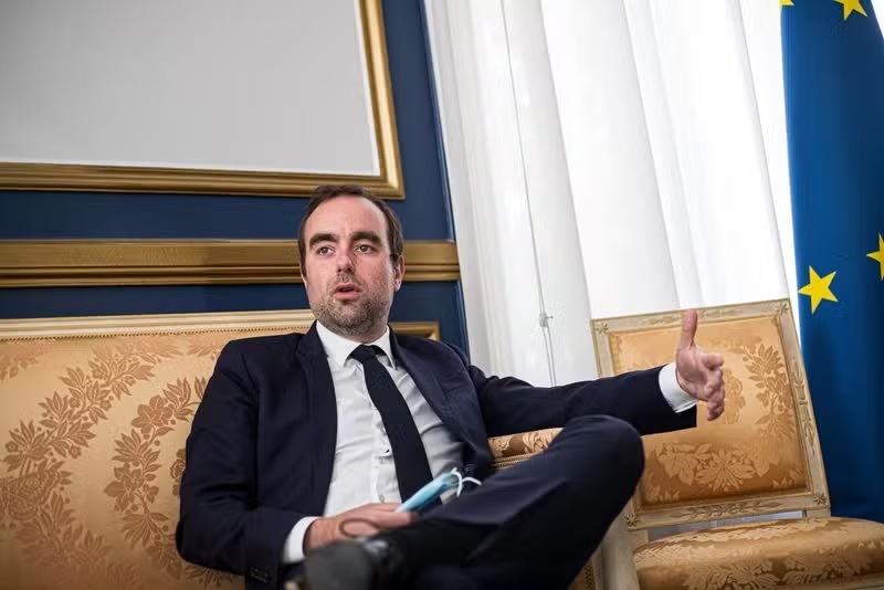 Bộ trưởng Bộ Qu&acirc;n đội Ph&aacute;p S&eacute;bastien Lecornu từng đến thăm Việt Nam v&agrave;o th&aacute;ng 5. Ảnh: Le Monde