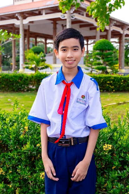Em Nguyễn Phạm Ph&uacute;c Huy, học sinh Trường THCS Nguyễn Minh Nhựt, huyện Vĩnh Lợi, nhận học bổng v&agrave; chia sẻ ước mơ l&agrave;m b&aacute;c sĩ. Ảnh: FE CREDIT