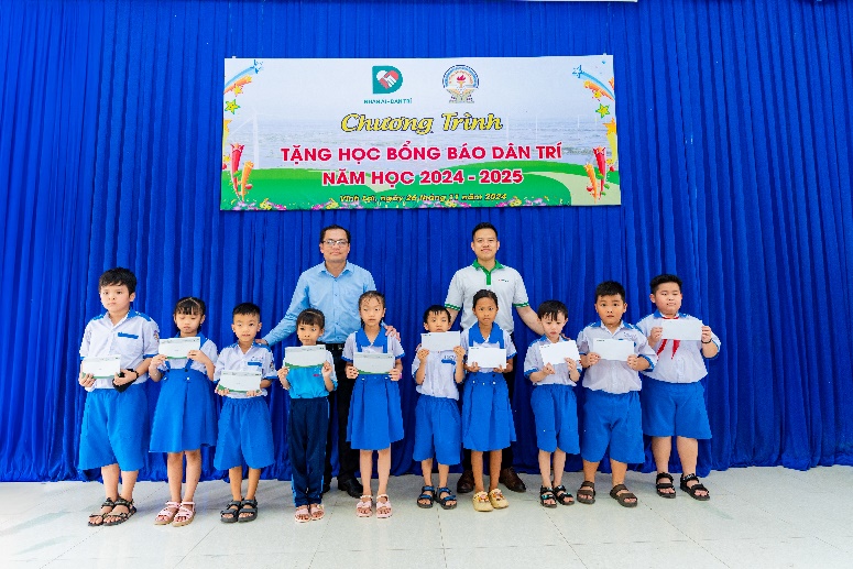 &Ocirc;ng Nguyễn Ch&iacute; Điền, Đại diện của FE CREDIT, c&ugrave;ng Đại diện cơ quan ban ng&agrave;nh tỉnh Bạc Li&ecirc;u trao tặng học bổng cho c&aacute;c em học sinh hiếu học, vượt kh&oacute; tỉnh Bạc Li&ecirc;u. Ảnh: FE CREDIT