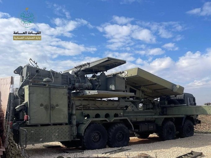 Radar 48YA6-K1 "Podlet-K1" bị bỏ lại tại trụ sở Sư đoàn Đặc nhiệm 25 thuộc Quân đội Ả Rập Syria (SAA) gần Hama. Ảnh: The Crisis Watch/X