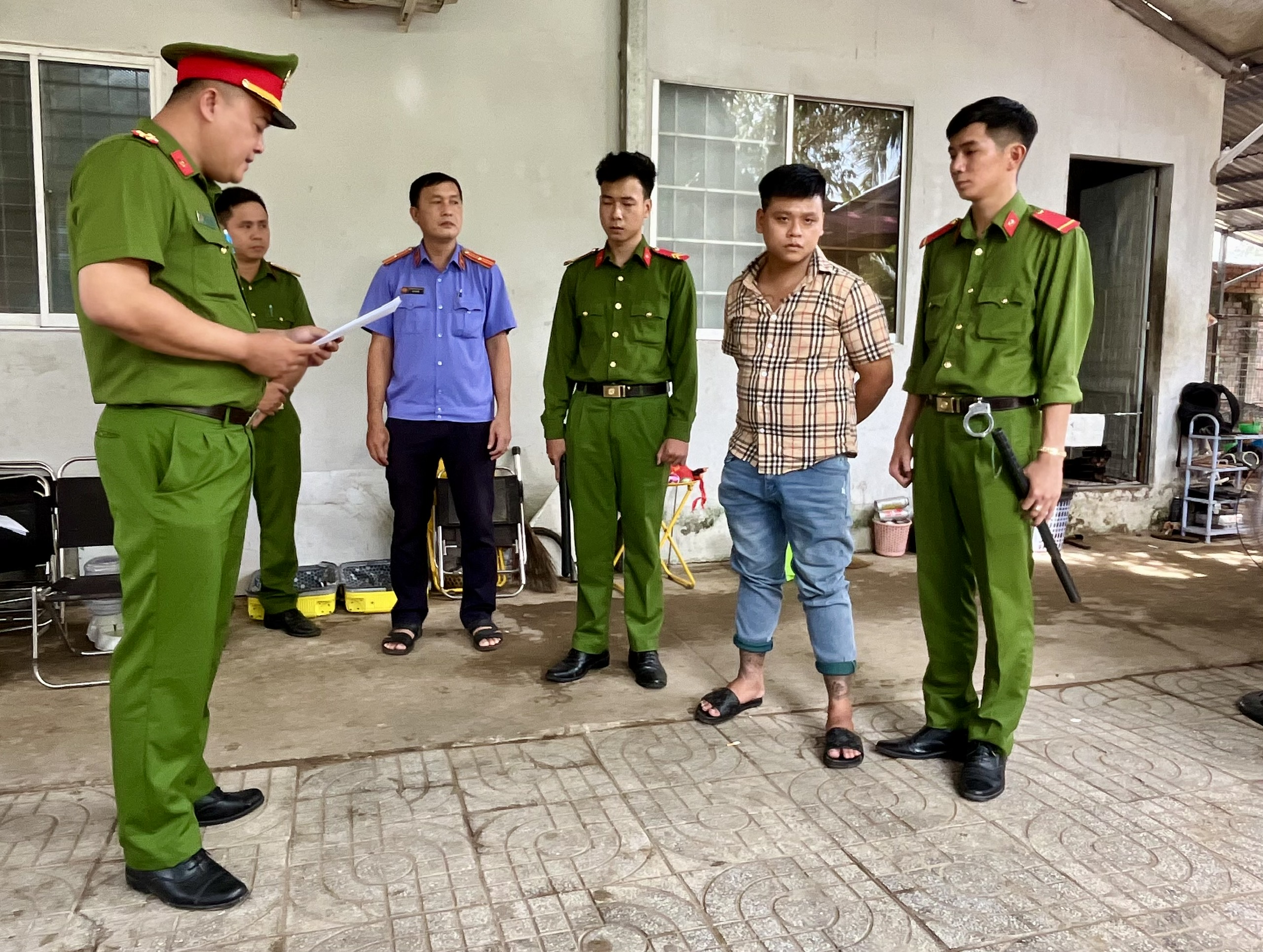Bắt 2 đối tượng cầm đầu trong vụ d&ugrave;ng s&uacute;ng bắn v&agrave;o nh&agrave; d&acirc;n- Ảnh 1.