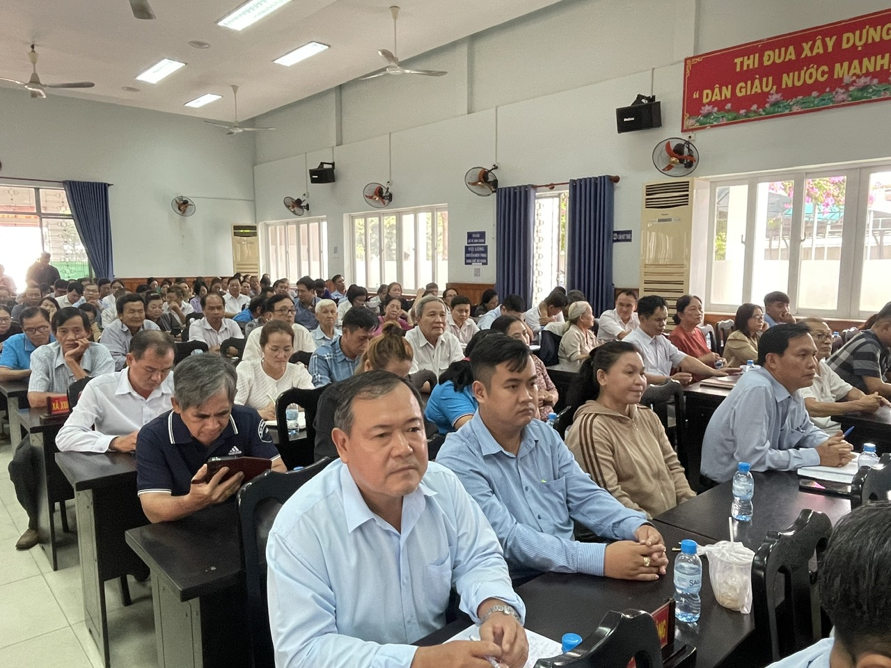 Cử tri ủng hộ tinh gọn bộ m&aacute;y, tr&aacute;nh l&atilde;ng ph&iacute;- Ảnh 1.
