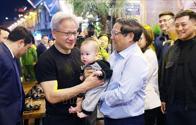 Thủ tướng v&agrave; Chủ tịch NVIDIA thưởng thức nem chua r&aacute;n, uống bia ở phố cổ H&agrave; Nội- Ảnh 6.