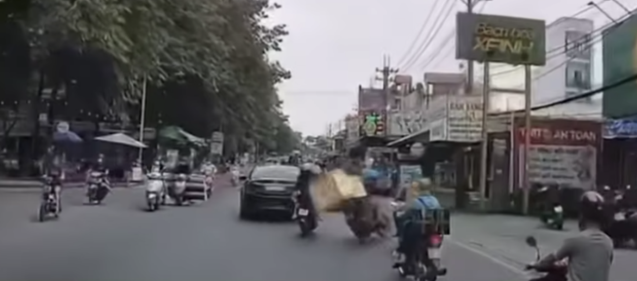 TP HCM: C&aacute;i kết của nam thanh ni&ecirc;n đạp xe khiến người chở h&agrave;ng ng&atilde; xuống đường- Ảnh 1.