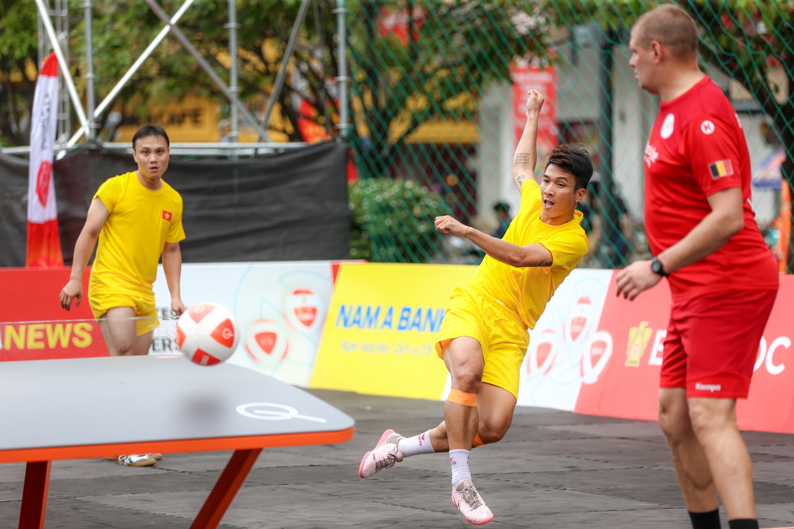 M&atilde;n nh&atilde;n với những tuyệt kỹ tại Giải Teqball Thế giới tr&ecirc;n phố đi bộ Nguyễn Huệ- Ảnh 4.