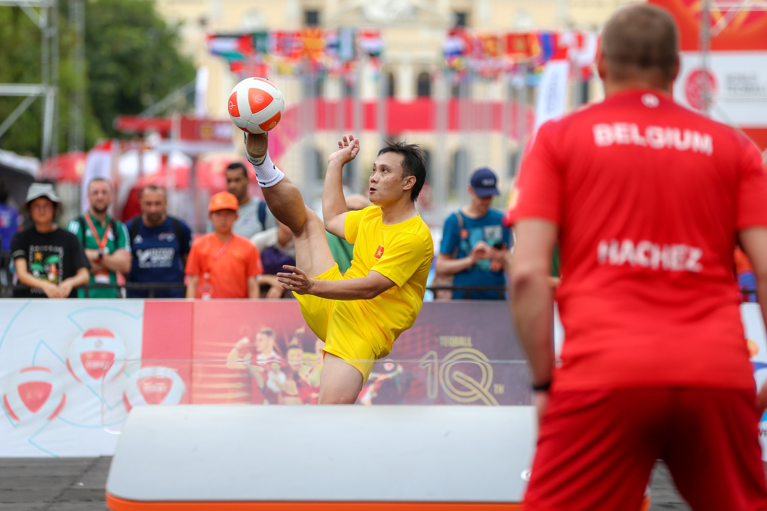 M&atilde;n nh&atilde;n với những tuyệt kỹ tại Giải Teqball Thế giới tr&ecirc;n phố đi bộ Nguyễn Huệ- Ảnh 3.