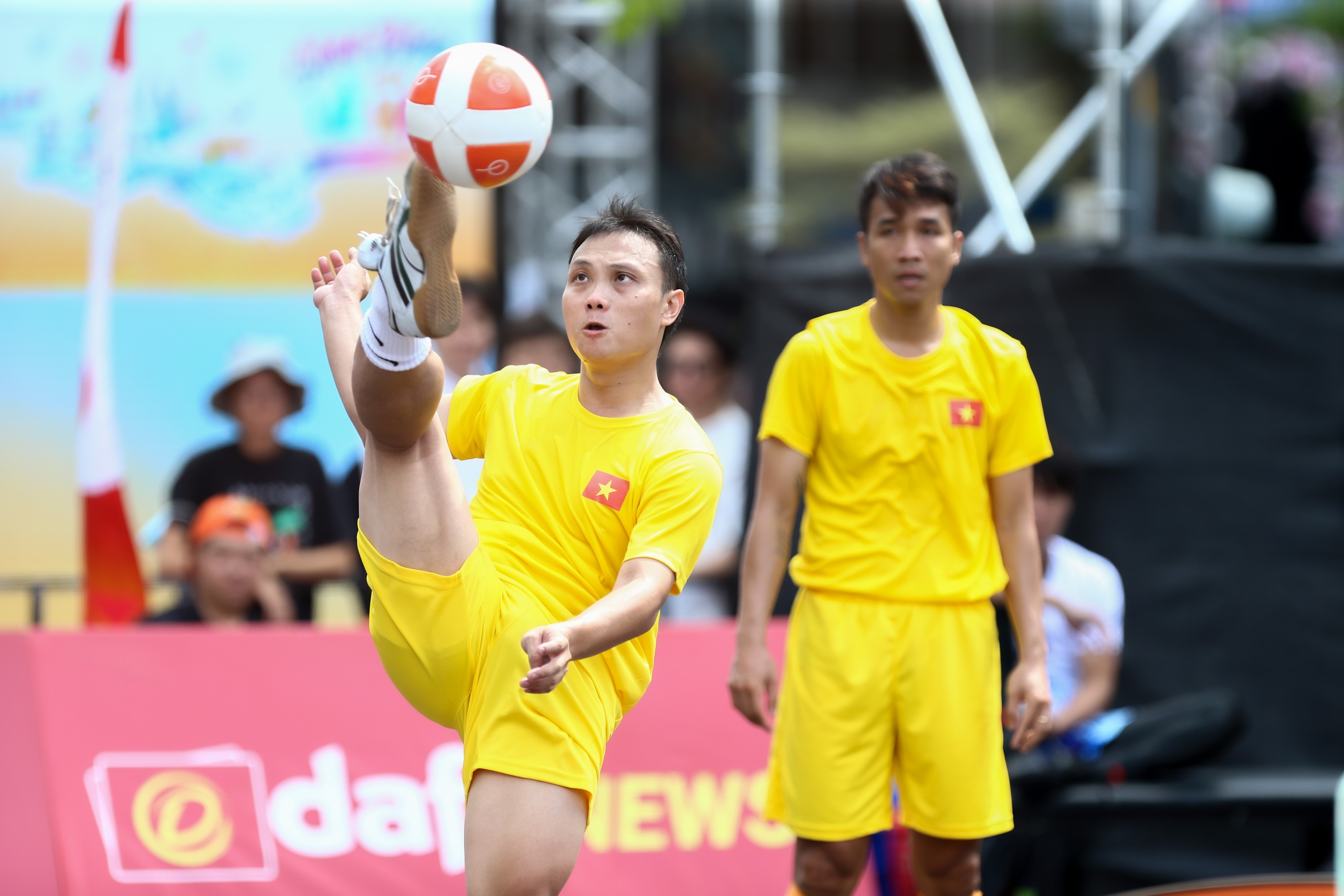 M&atilde;n nh&atilde;n với những tuyệt kỹ tại Giải Teqball Thế giới tr&ecirc;n phố đi bộ Nguyễn Huệ- Ảnh 2.