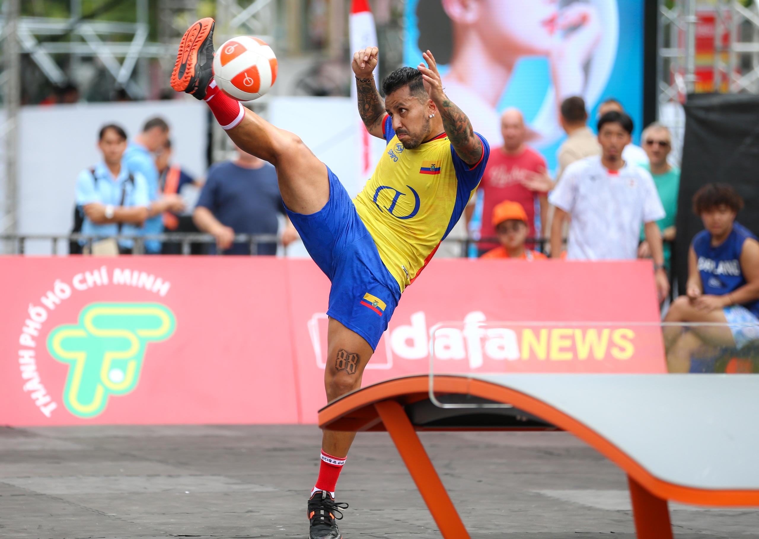M&atilde;n nh&atilde;n với những tuyệt kỹ tại Giải Teqball Thế giới tr&ecirc;n phố đi bộ Nguyễn Huệ- Ảnh 14.