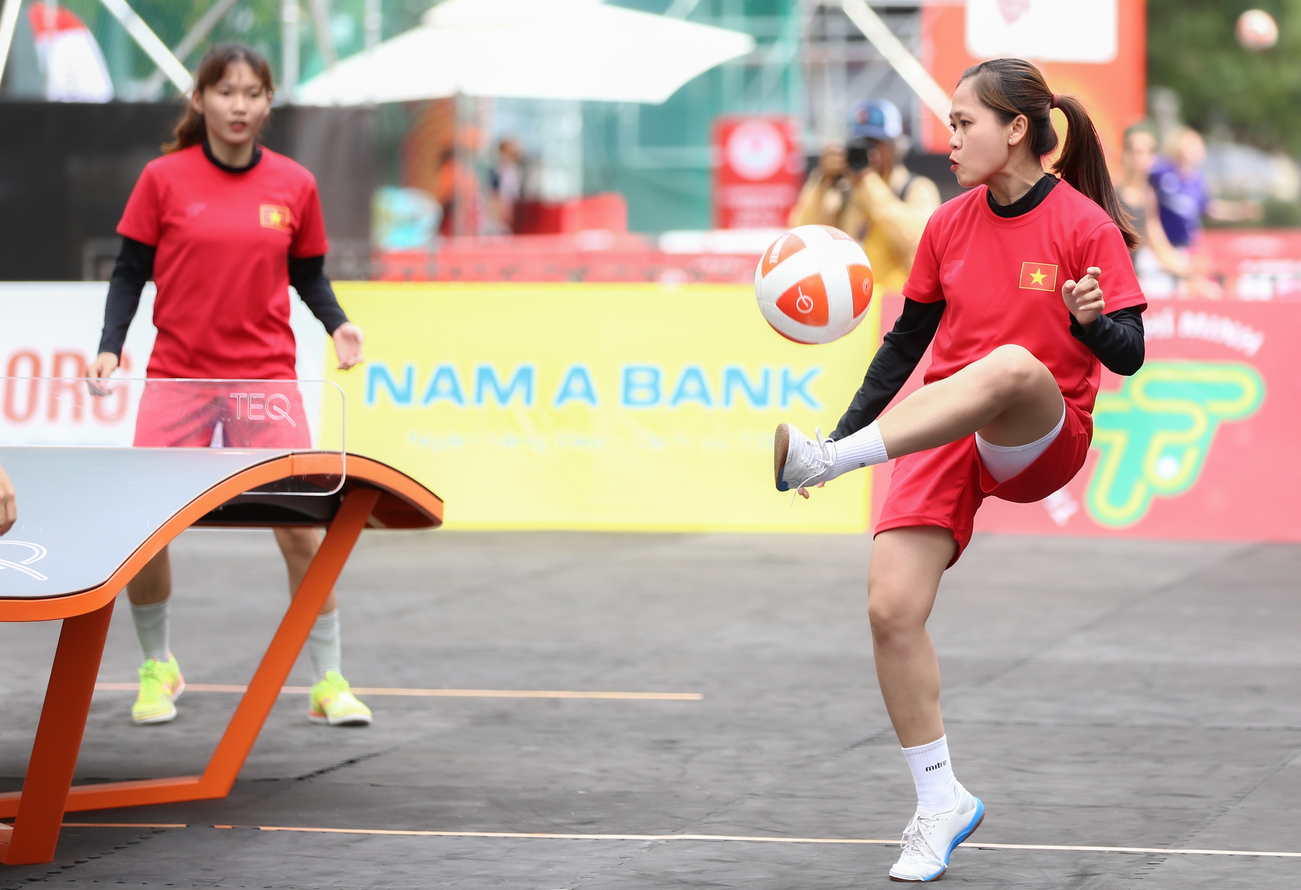 M&atilde;n nh&atilde;n với những tuyệt kỹ tại Giải Teqball Thế giới tr&ecirc;n phố đi bộ Nguyễn Huệ- Ảnh 9.