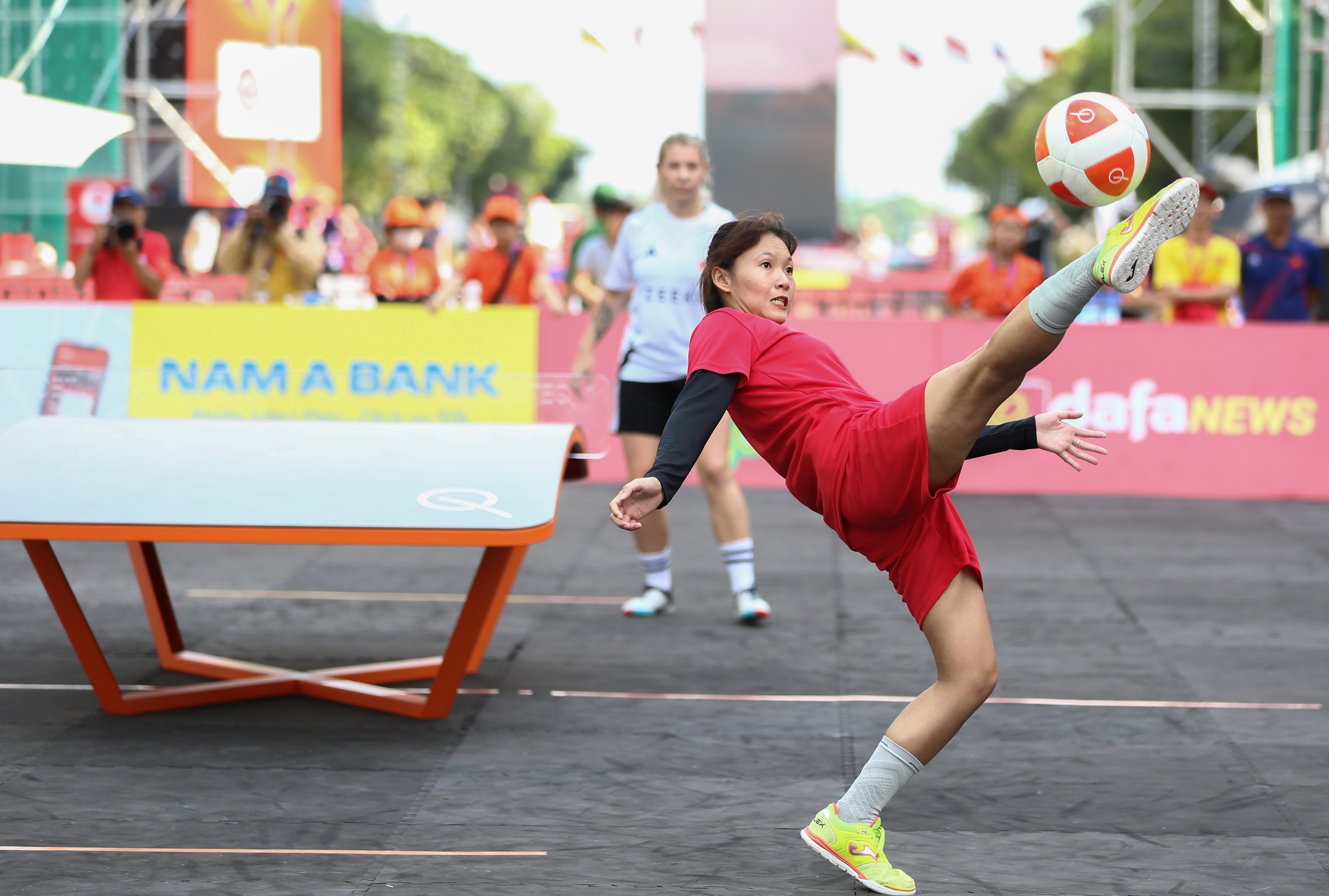 M&atilde;n nh&atilde;n với những tuyệt kỹ tại Giải Teqball Thế giới tr&ecirc;n phố đi bộ Nguyễn Huệ- Ảnh 10.