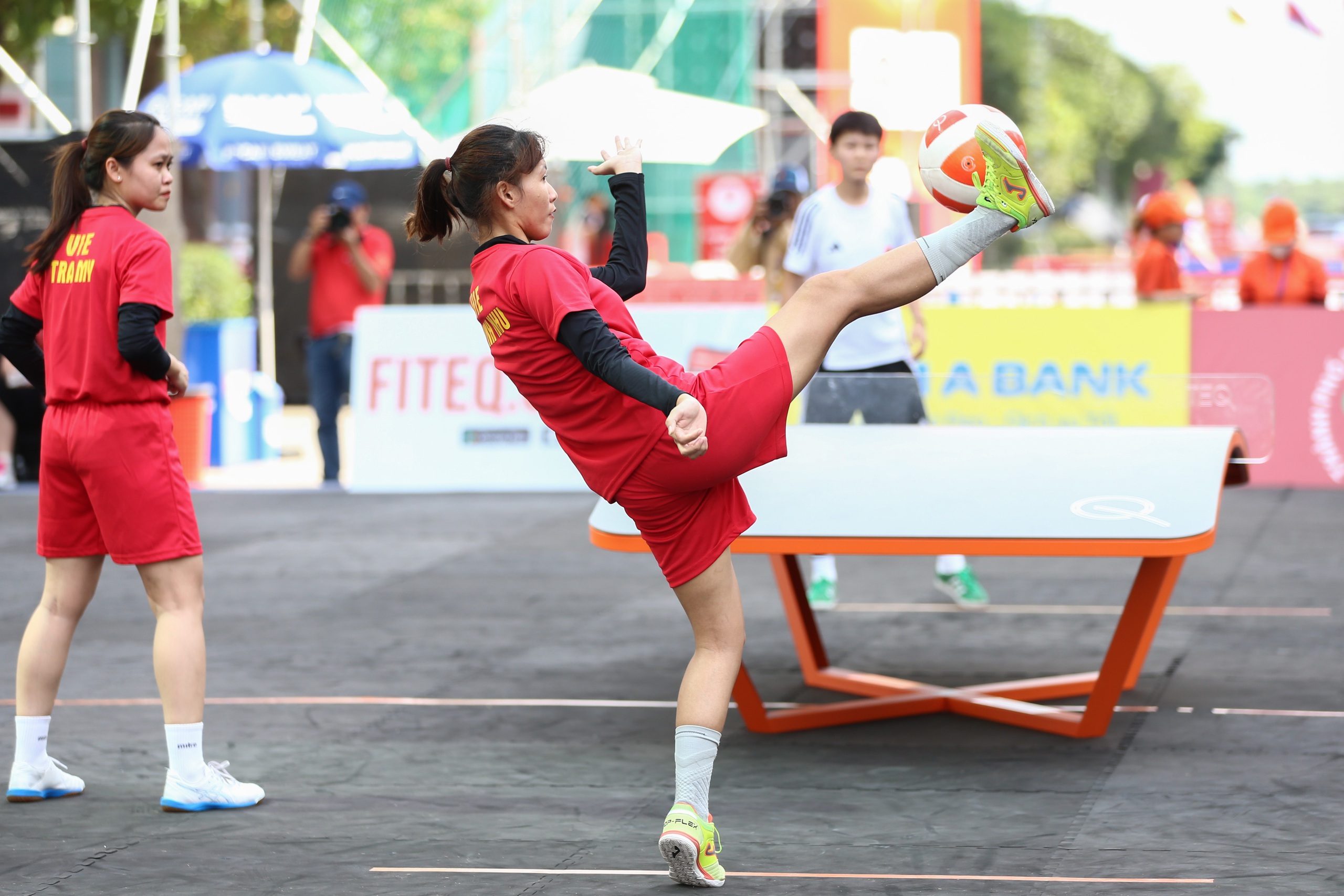 M&atilde;n nh&atilde;n với những tuyệt kỹ tại Giải Teqball Thế giới tr&ecirc;n phố đi bộ Nguyễn Huệ- Ảnh 8.