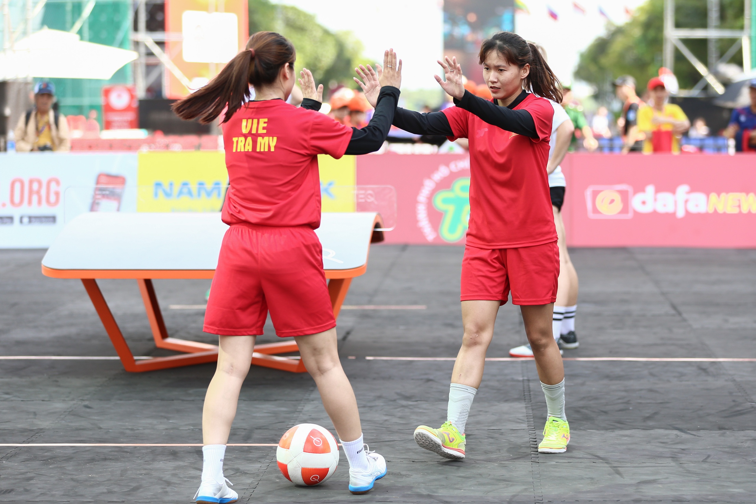M&atilde;n nh&atilde;n với những tuyệt kỹ tại Giải Teqball Thế giới tr&ecirc;n phố đi bộ Nguyễn Huệ- Ảnh 12.