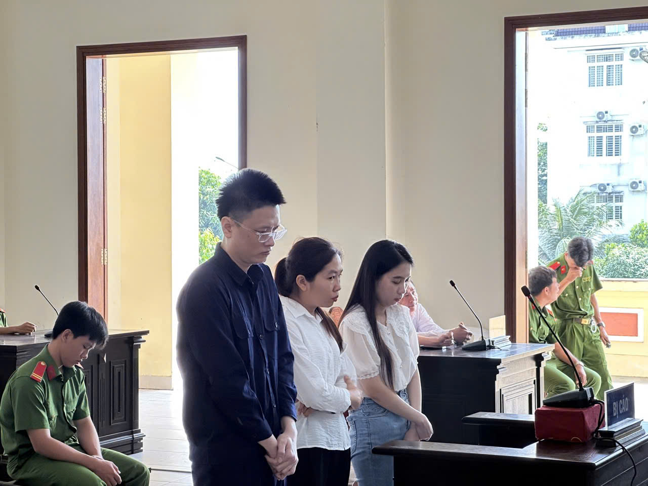 2 cựu nh&acirc;n vi&ecirc;n x&eacute;t nghiệm kh&oacute;c nức nở tại to&agrave;, xin lỗi bệnh viện- Ảnh 1.