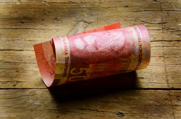 C&aacute;c nam Cự Giải nhận được một khoản tiền bất ngờ. Ảnh: AdobeStock Images