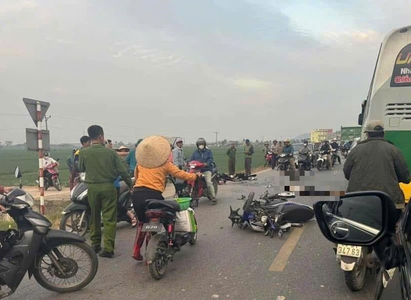 VIDEO: Gi&acirc;y ph&uacute;t cuối của nam sinh lớp 10 trong vụ tai nạn giao th&ocirc;ng kinh ho&agrave;ng - Ảnh 1.