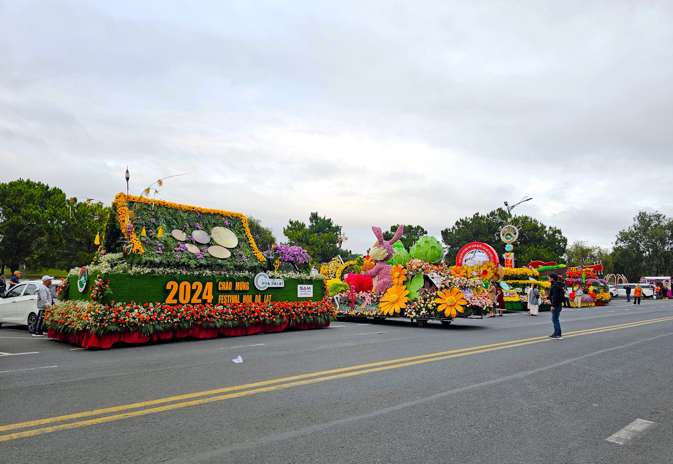 Đ&agrave; Lạt lung linh sắc m&agrave;u lễ hội carnaval đường phố "Hoa v&agrave; Di sản"- Ảnh 1.