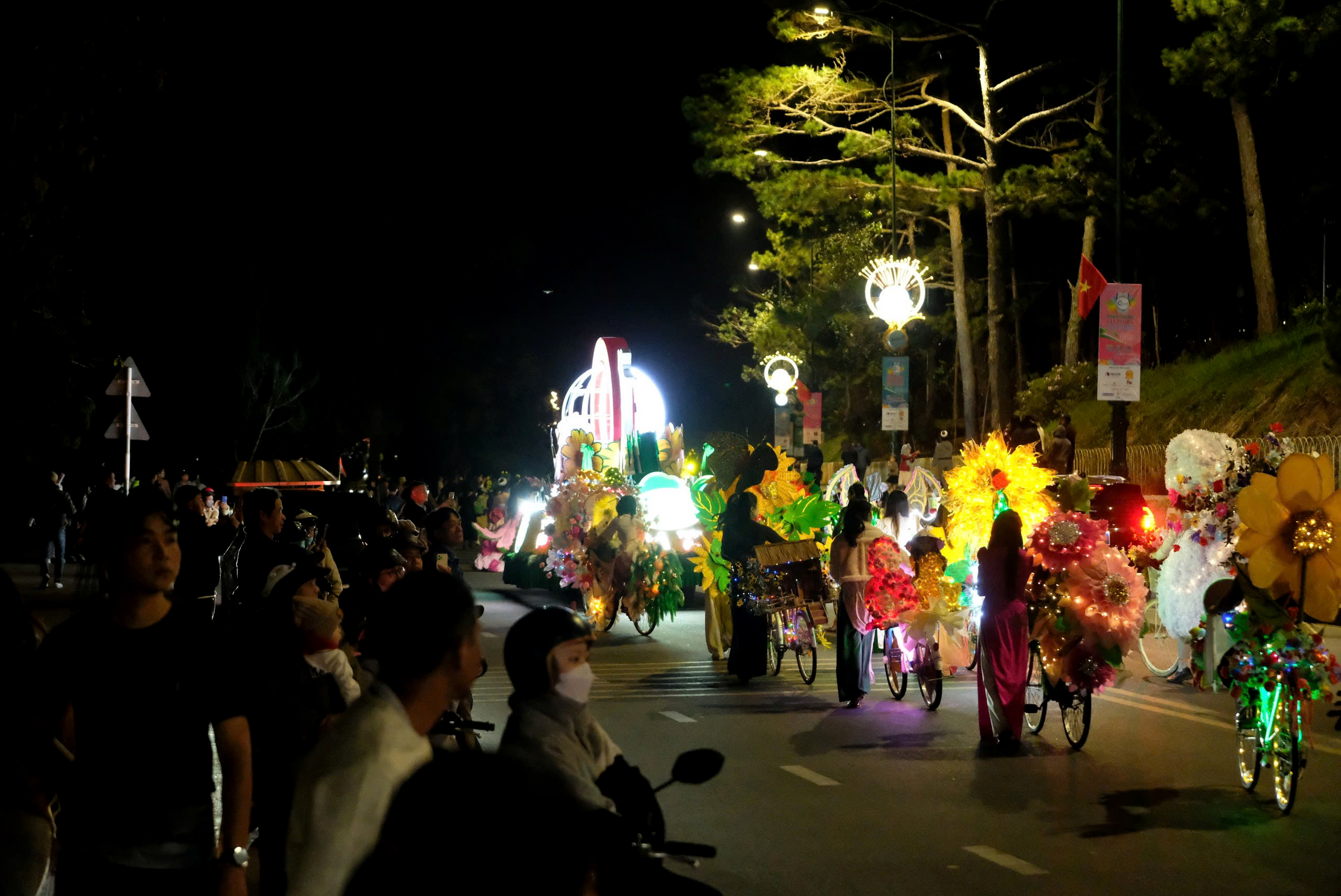Đ&agrave; Lạt lung linh sắc m&agrave;u lễ hội carnaval đường phố "Hoa v&agrave; Di sản"- Ảnh 16.