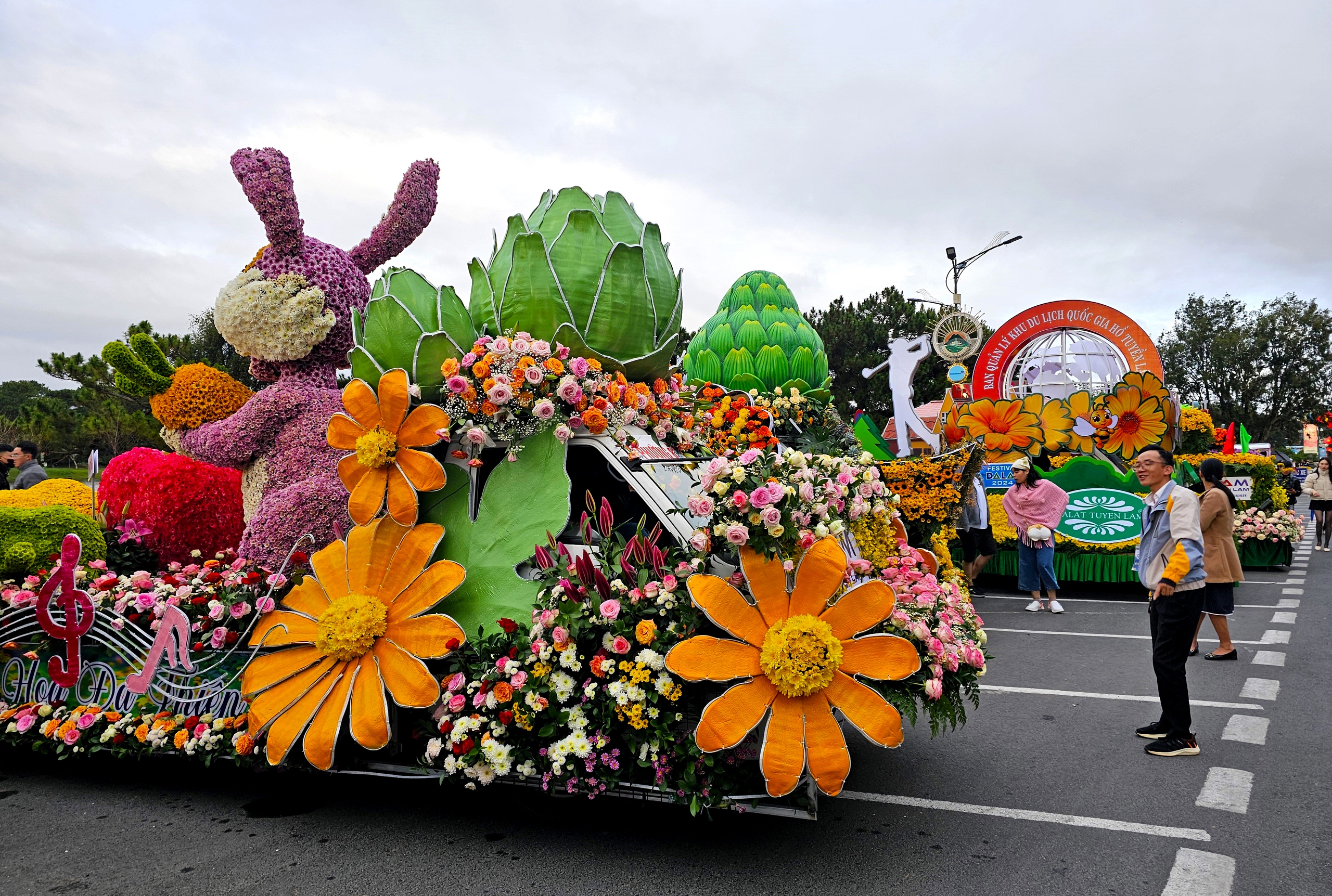 Đ&agrave; Lạt lung linh sắc m&agrave;u lễ hội carnaval đường phố "Hoa v&agrave; Di sản"- Ảnh 3.
