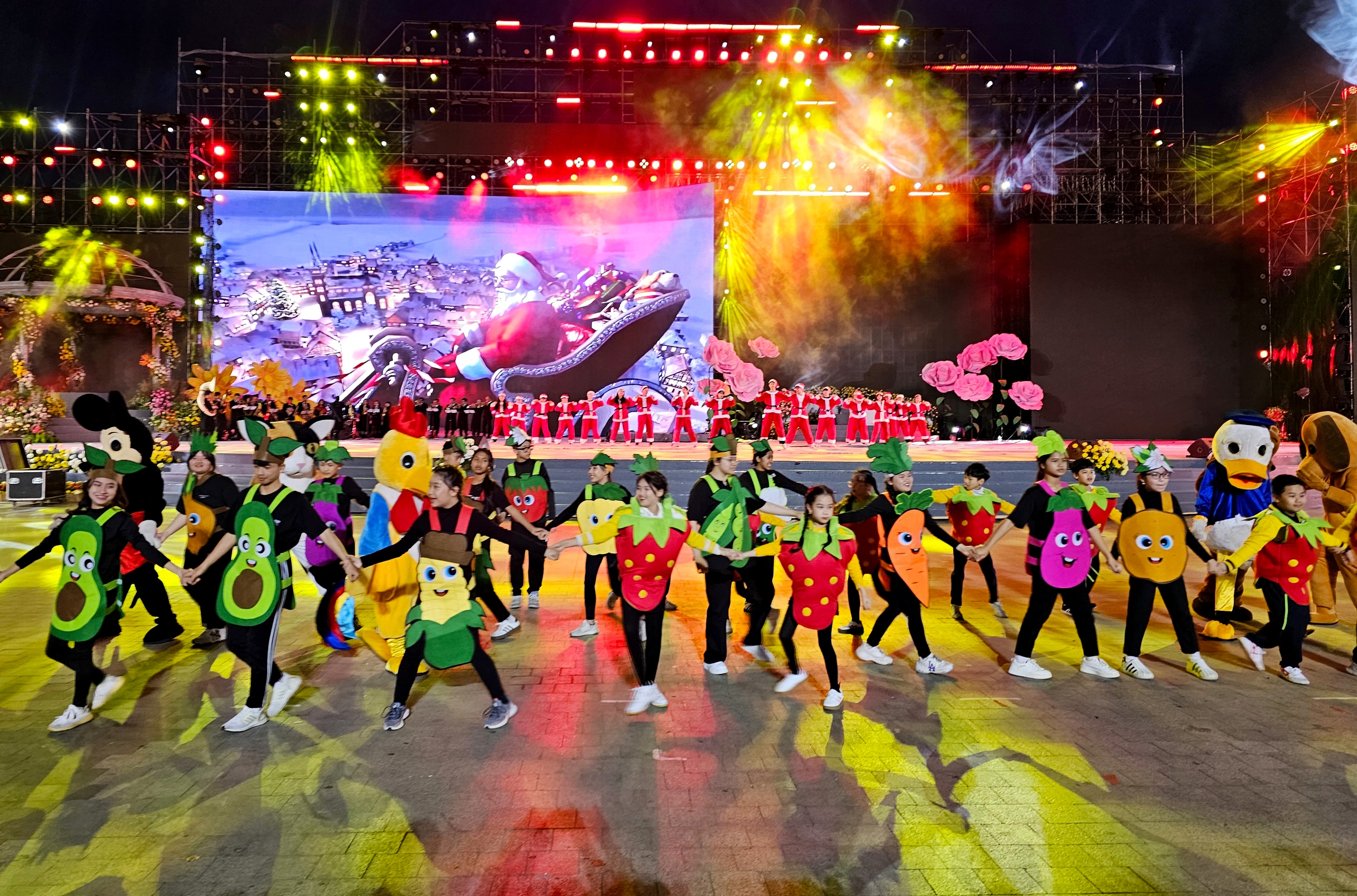 Đ&agrave; Lạt lung linh sắc m&agrave;u lễ hội carnaval đường phố "Hoa v&agrave; Di sản"- Ảnh 6.