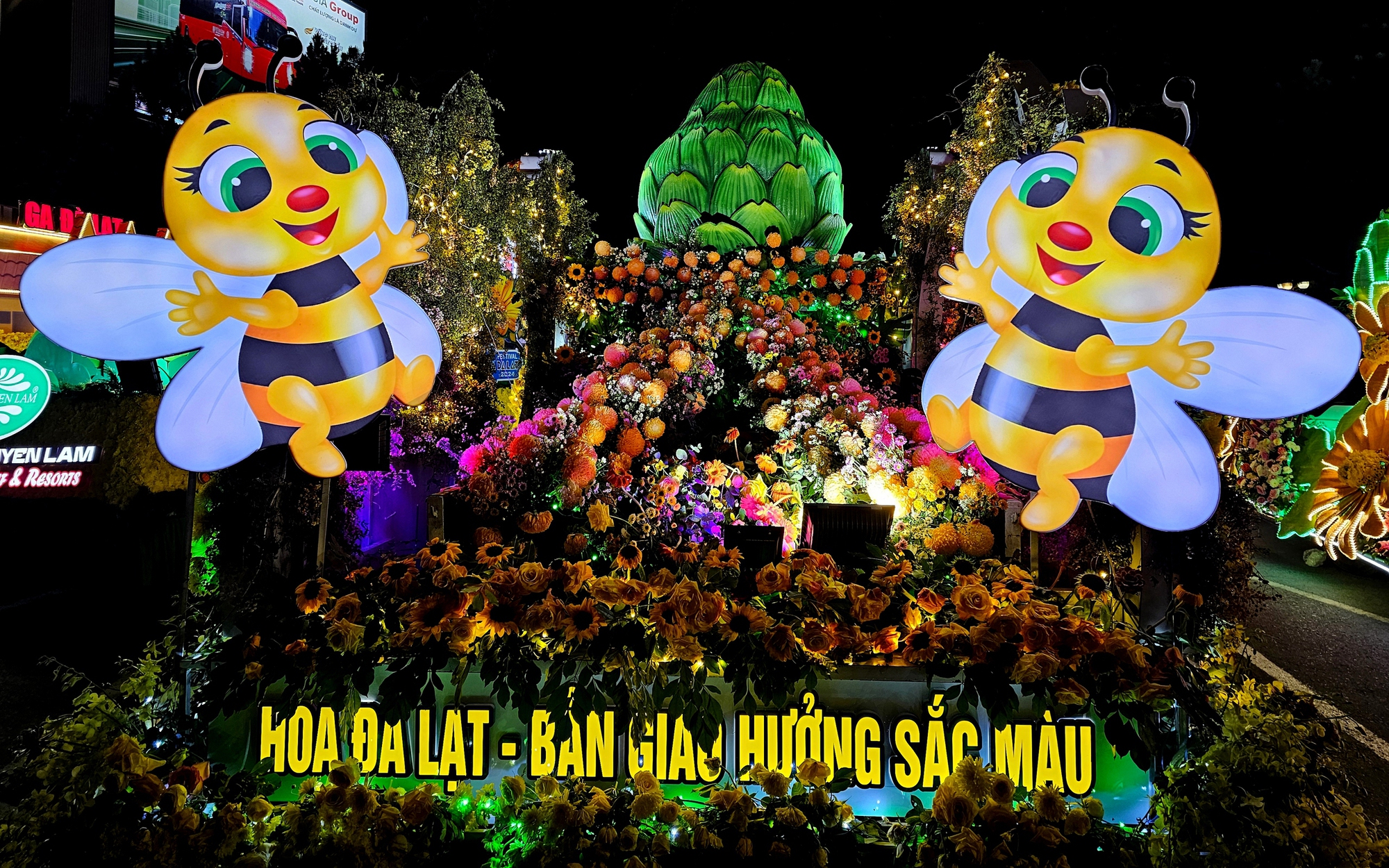 Đà Lạt lung linh sắc màu lễ hội carnaval đường phố "Hoa và Di sản"