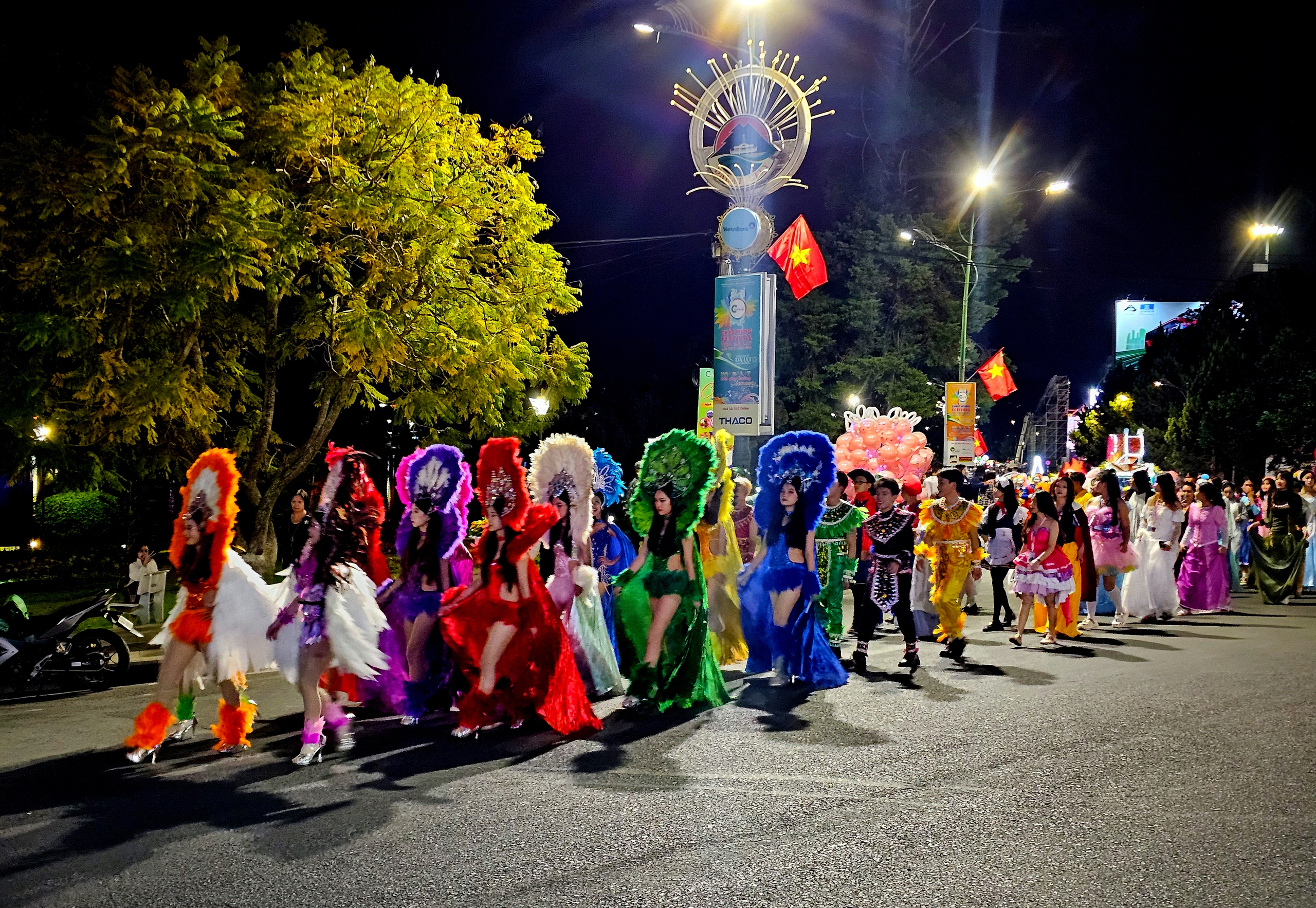 Đ&agrave; Lạt lung linh sắc m&agrave;u lễ hội carnaval đường phố "Hoa v&agrave; Di sản"- Ảnh 12.