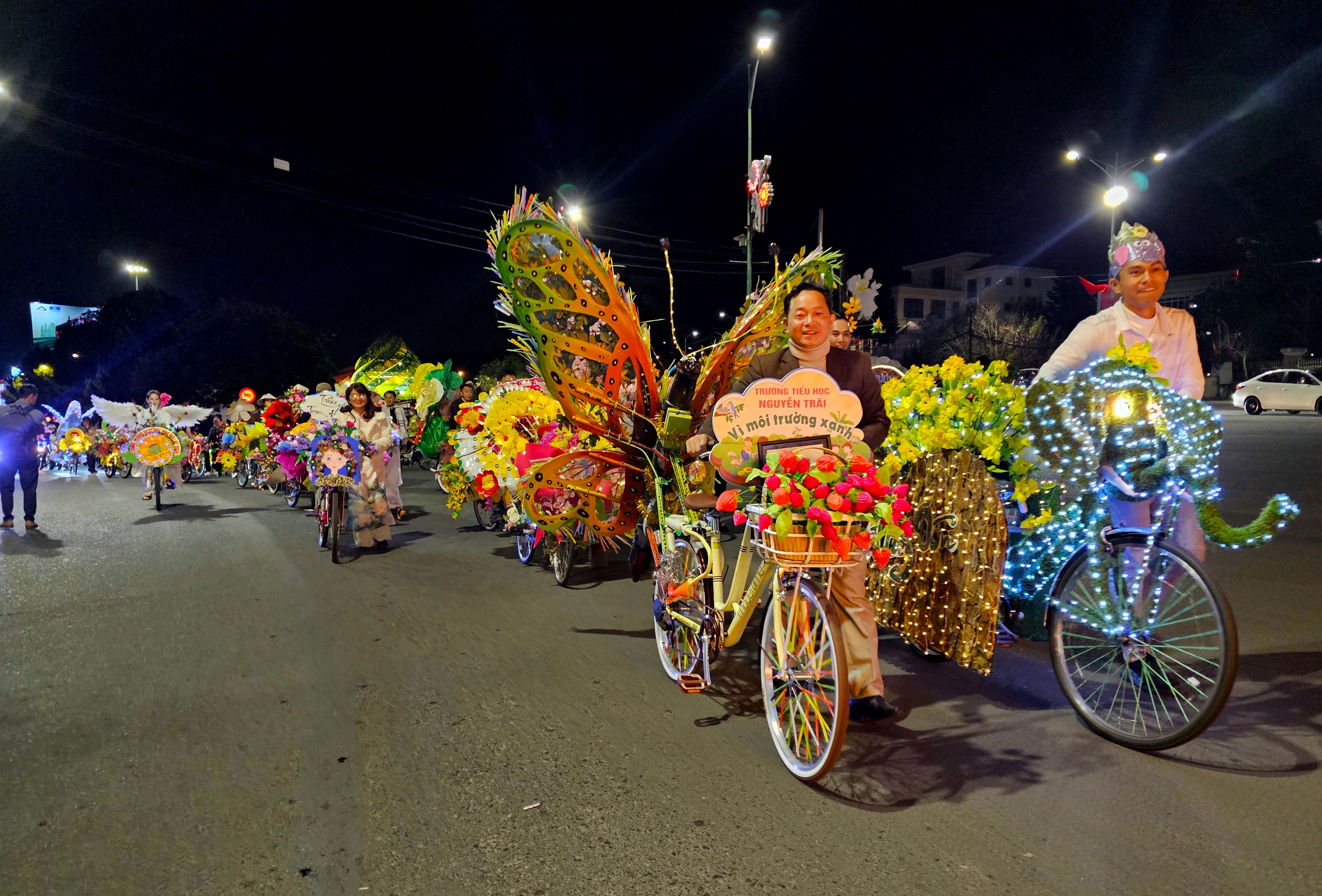 Đ&agrave; Lạt lung linh sắc m&agrave;u lễ hội carnaval đường phố "Hoa v&agrave; Di sản"- Ảnh 14.