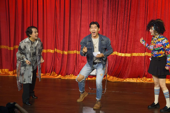 Một cảnh trong vở &ldquo;Những con ma nh&agrave; h&aacute;t&rdquo; - S&acirc;n khấu Thi&ecirc;n Đăng