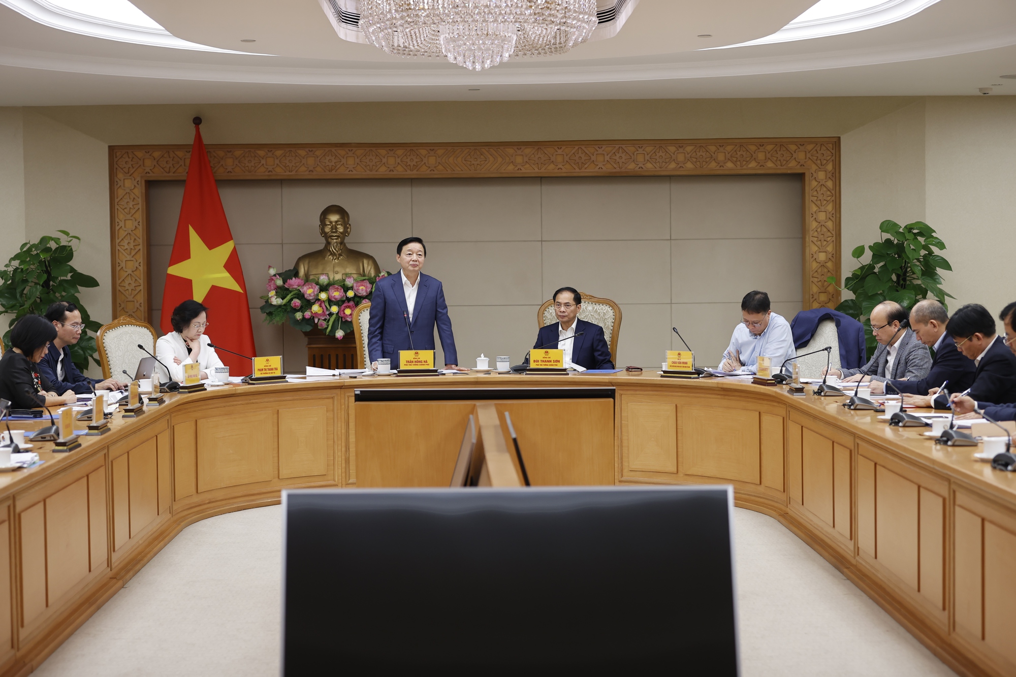 Hai Ph&oacute; Thủ tướng l&agrave;m việc về sắp xếp tổ chức, bộ m&aacute;y 2 viện h&agrave;n l&acirc;m khoa học- Ảnh 1.