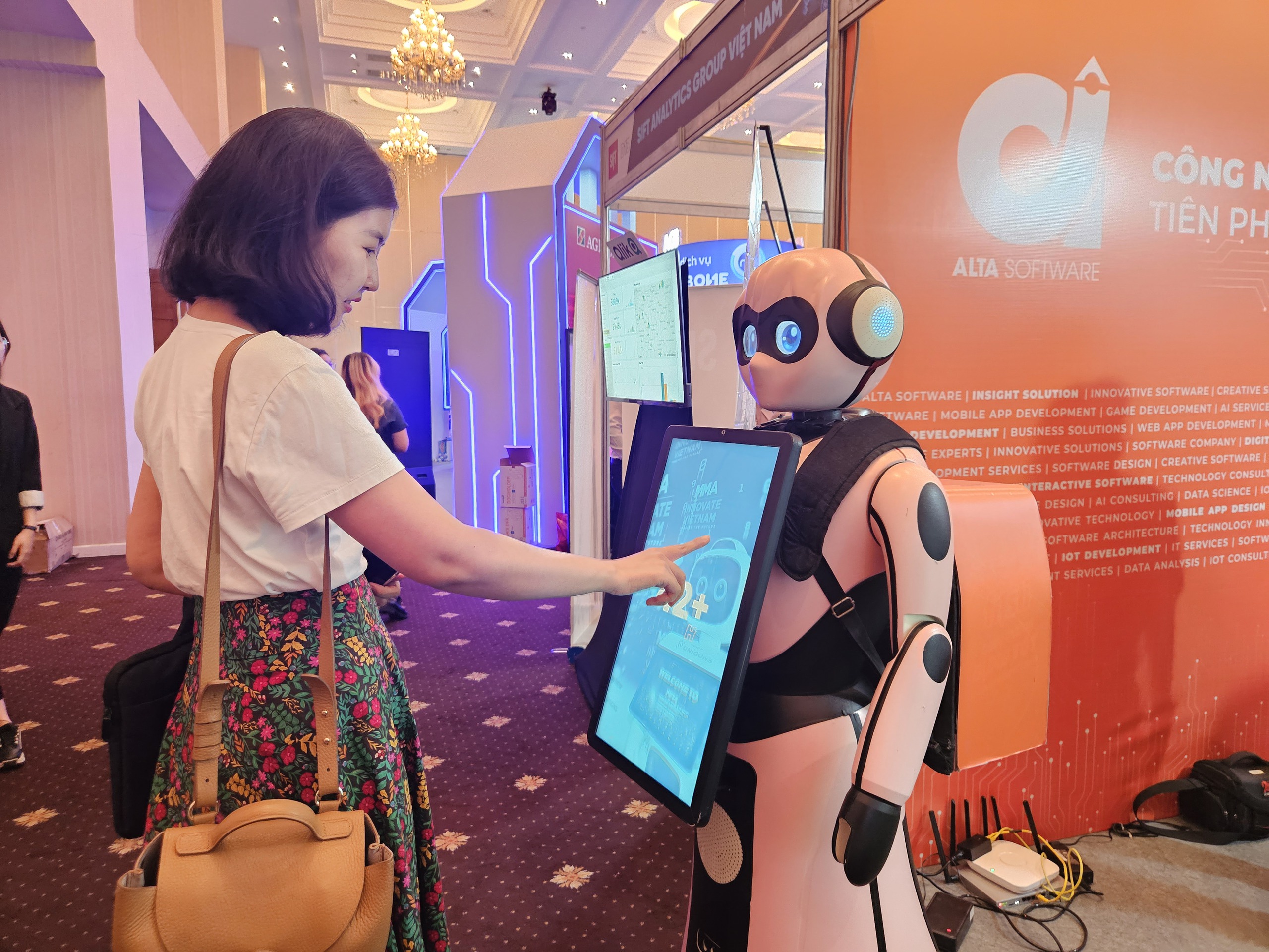 Ứng dụng robot AI để thay thế nh&acirc;n vi&ecirc;n tiếp t&acirc;n tại nhiều doanh nghiệp, ng&acirc;n h&agrave;ng. Ảnh: Lam Giang