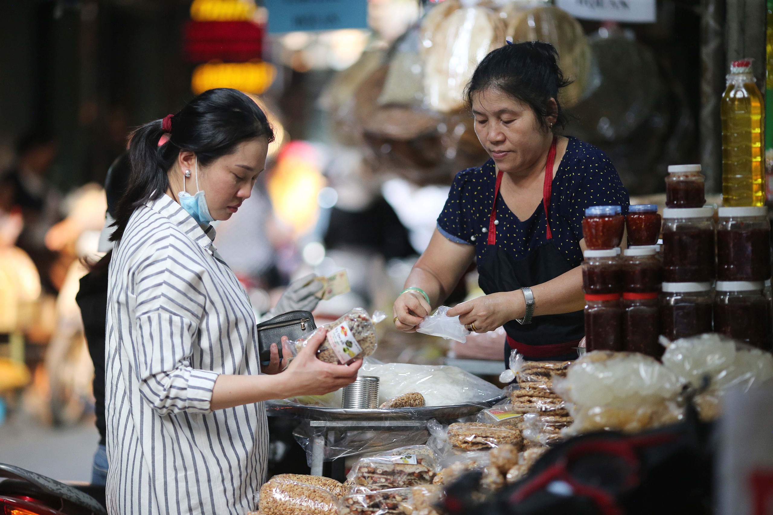 Bộ C&ocirc;ng Thương chỉ c&aacute;ch gi&uacute;p tiểu thương chợ truyền thống b&aacute;n rau, b&aacute;n c&aacute;&hellip; &ldquo;l&ecirc;n s&agrave;n&rdquo; - Ảnh 1.