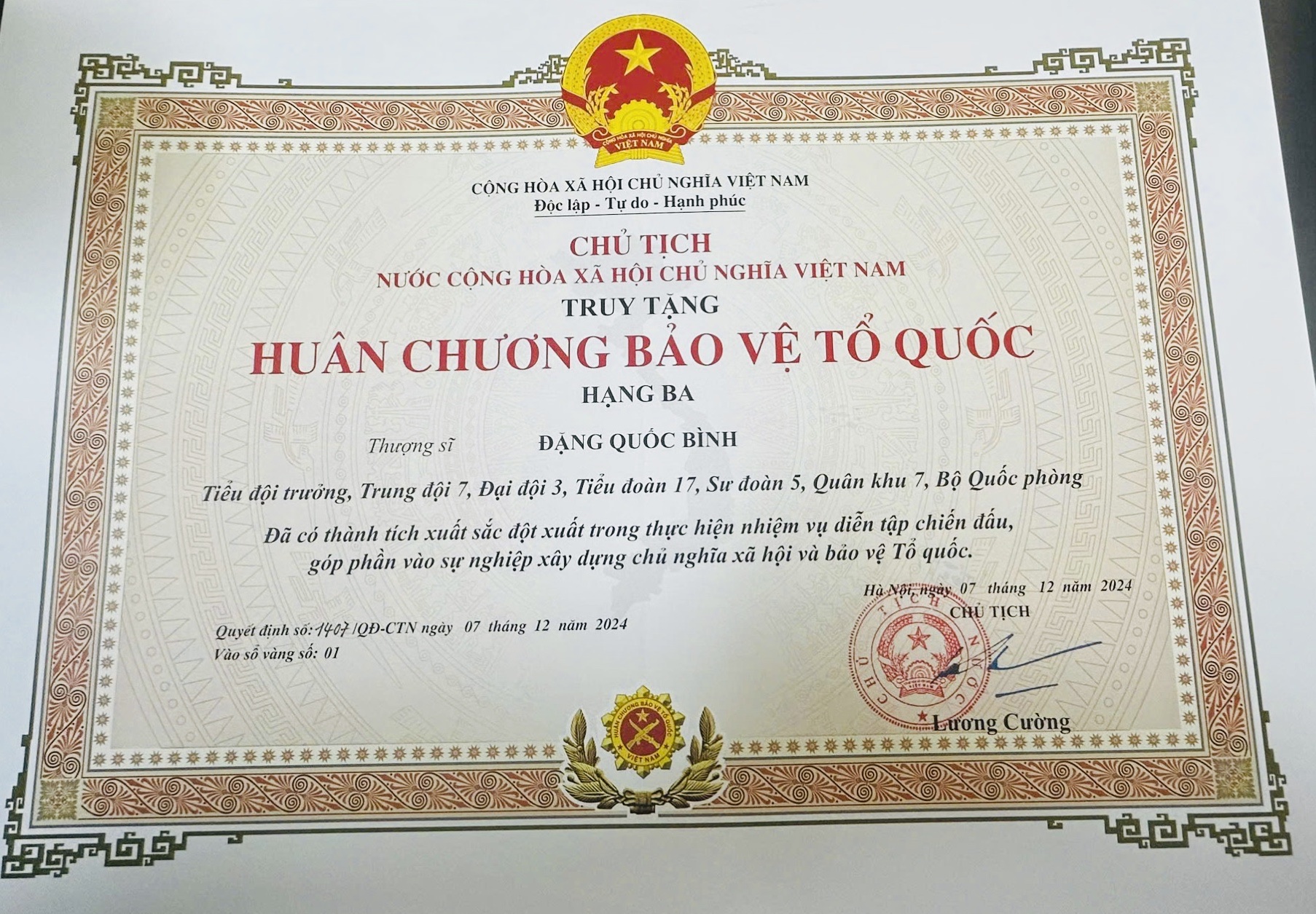 Chủ tịch nước truy tặng Hu&acirc;n chương Bảo vệ Tổ quốc hạng Ba cho 12 liệt sĩ - Ảnh 1.