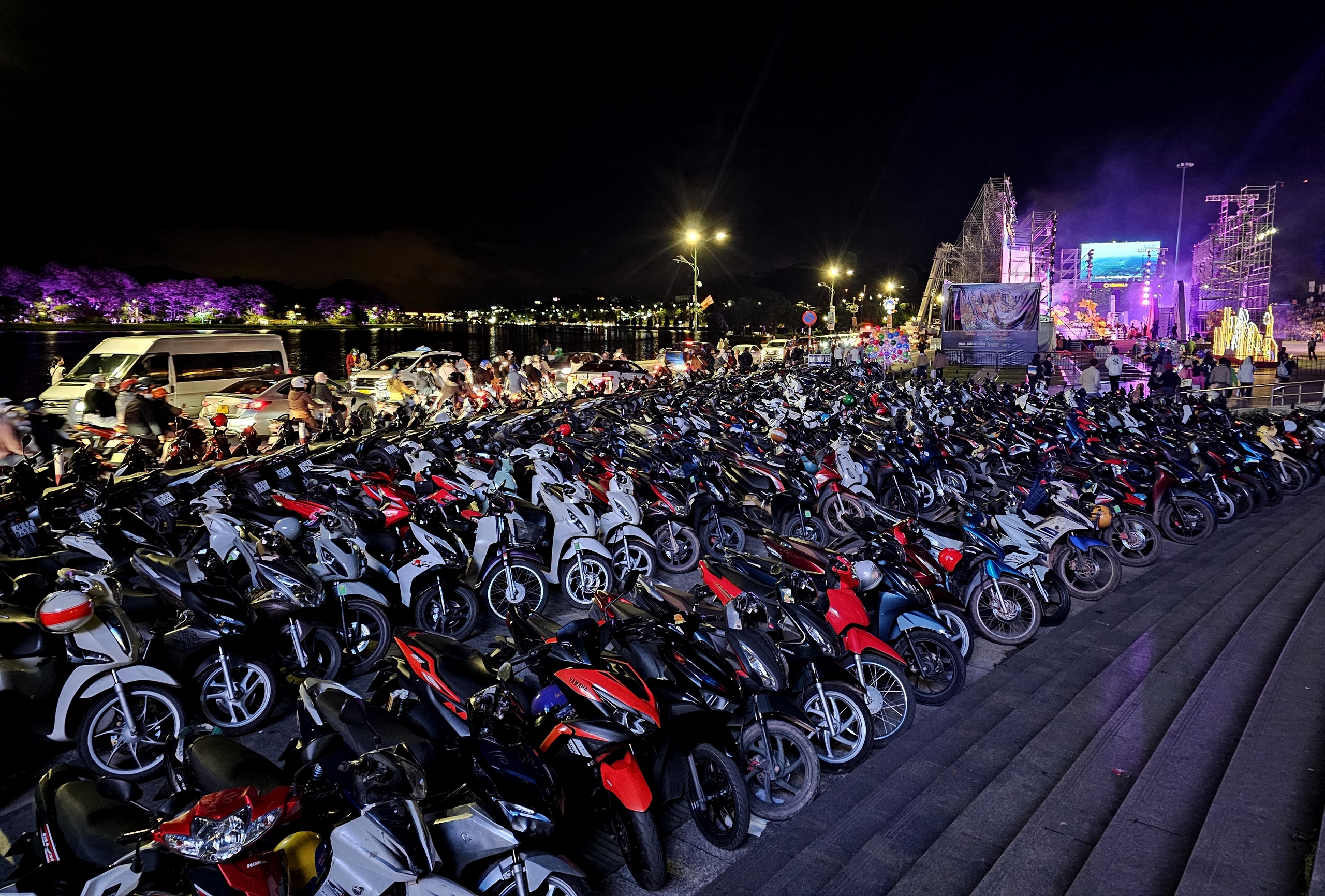 Đ&agrave; Lạt: H&agrave;ng vạn người đổ về quảng trường L&acirc;m Vi&ecirc;n xem chương tr&igrave;nh đặc biệt- Ảnh 2.