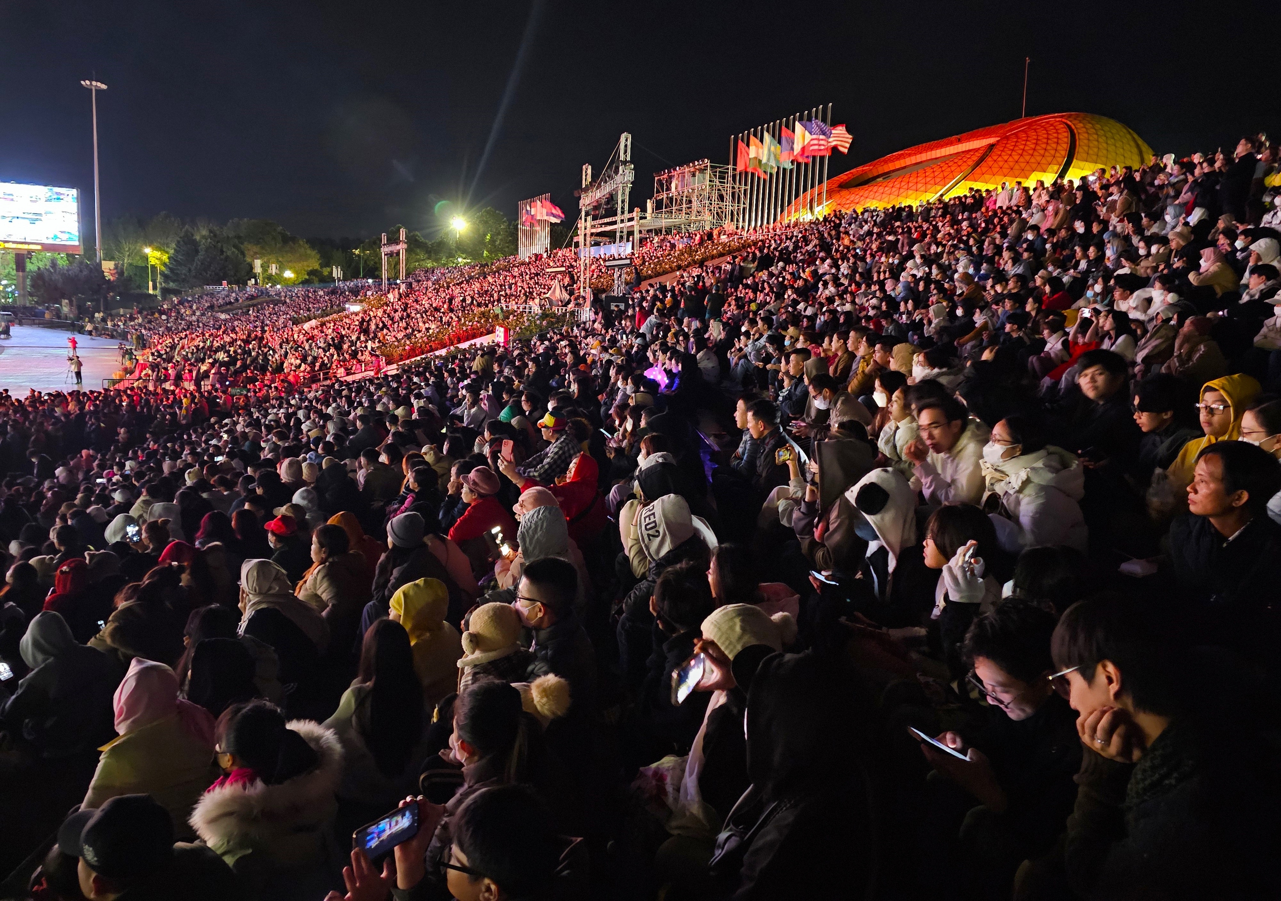 Đ&agrave; Lạt: H&agrave;ng vạn người đổ về quảng trường L&acirc;m Vi&ecirc;n xem chương tr&igrave;nh đặc biệt- Ảnh 4.