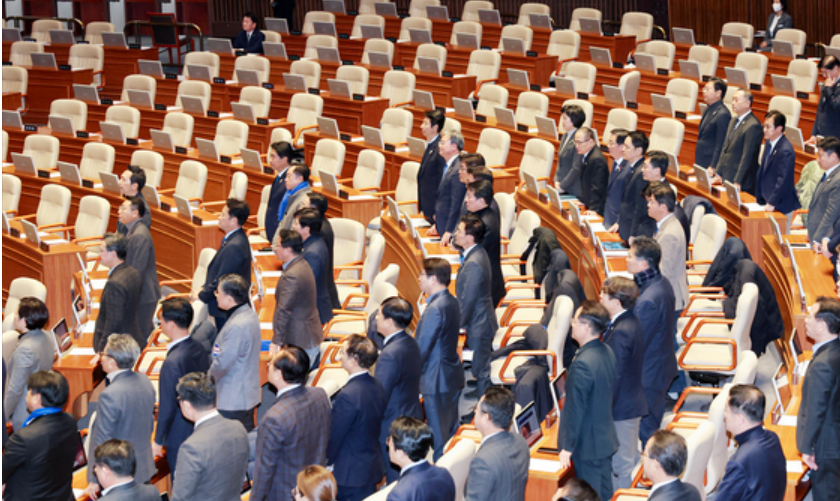 Nghị sĩ Ahn Cheol-soo (ngồi ph&iacute;a xa một m&igrave;nh) l&agrave; 1 trong 3 th&agrave;nh vi&ecirc;n PPP tham gia cuộc bỏ phiếu luận tội chiều tối 7-12. Ảnh: JoongAng Daily