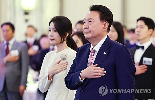 Tổng thống Yoon Suk-yeol v&agrave; đệ nhất phu nh&acirc;n Kim Keon-hee. Ảnh: Yonhap