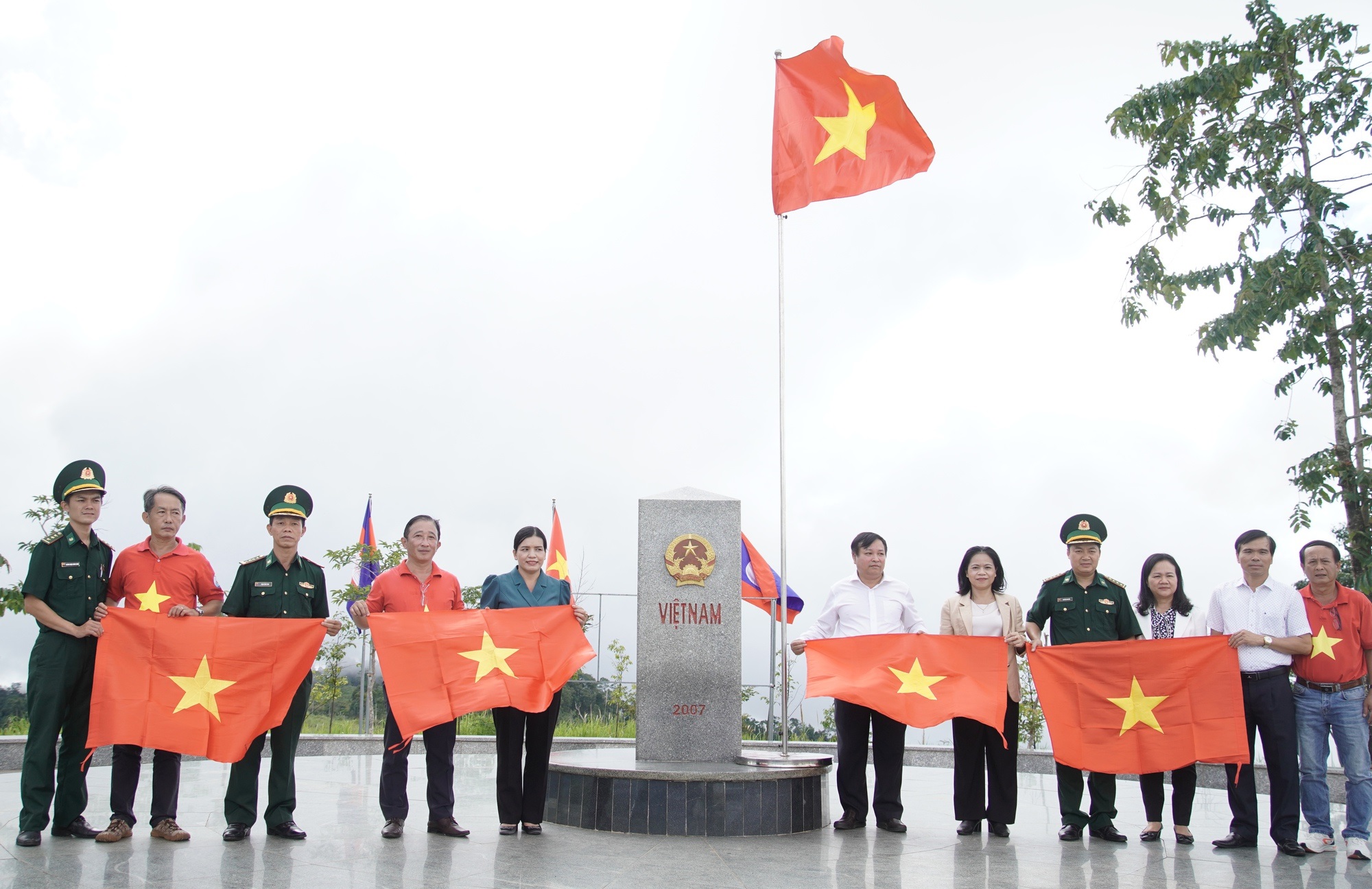 B&aacute;o in ng&agrave;y 8-12: Nhiều điểm s&aacute;ng về kinh tế - x&atilde; hội- Ảnh 2.
