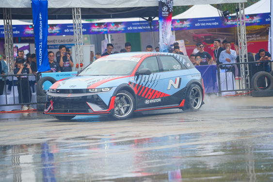 Mẫu Hyundai IONIQ 5 N tại sự kiện Hyundai Experience Day 2024 diễn ra ng&agrave;y 7-12 tại C&ocirc;ng vi&ecirc;n bờ s&ocirc;ng S&agrave;i G&ograve;n, TP Thủ Đức, TP HCM Ảnh: THẮNG TRẦN