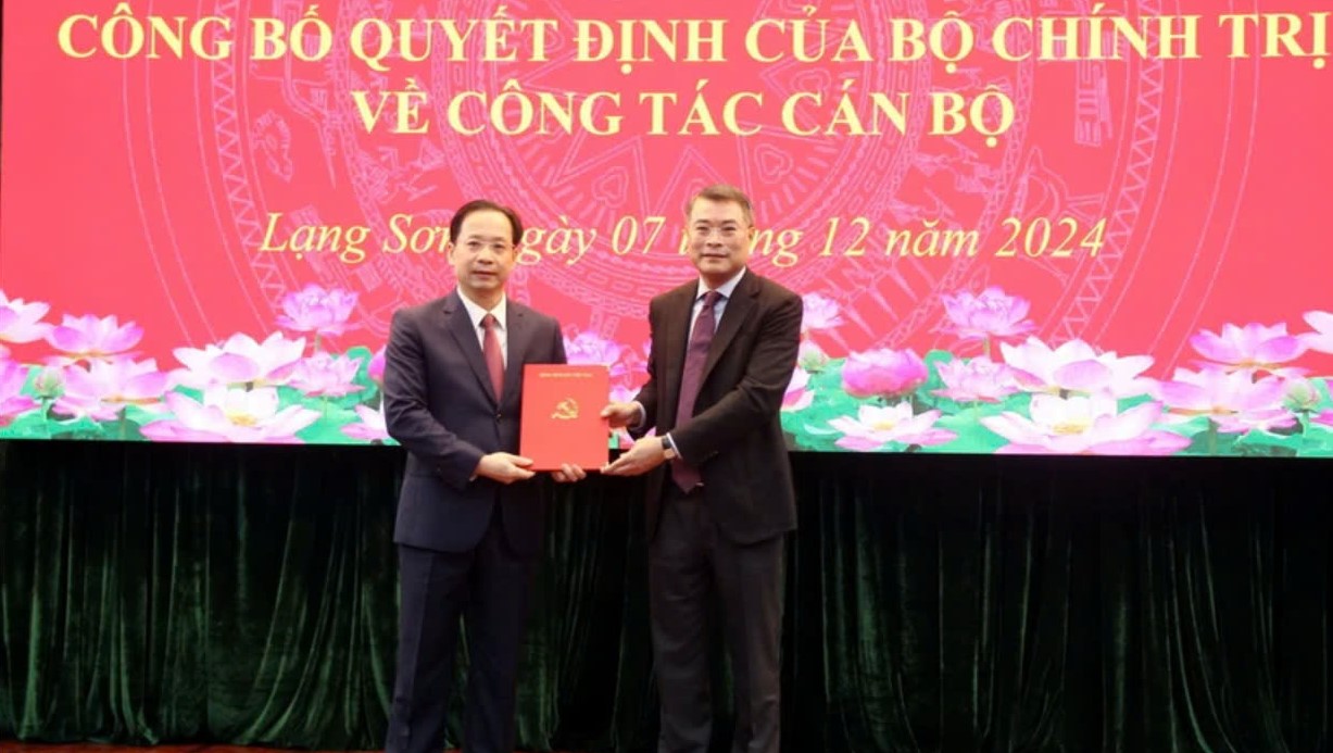 Trưởng Ban Tổ chức Trung ương L&ecirc; Minh Hưng trao quyết định chuẩn y B&iacute; thư Tỉnh ủy Lạng Sơn- Ảnh 1.