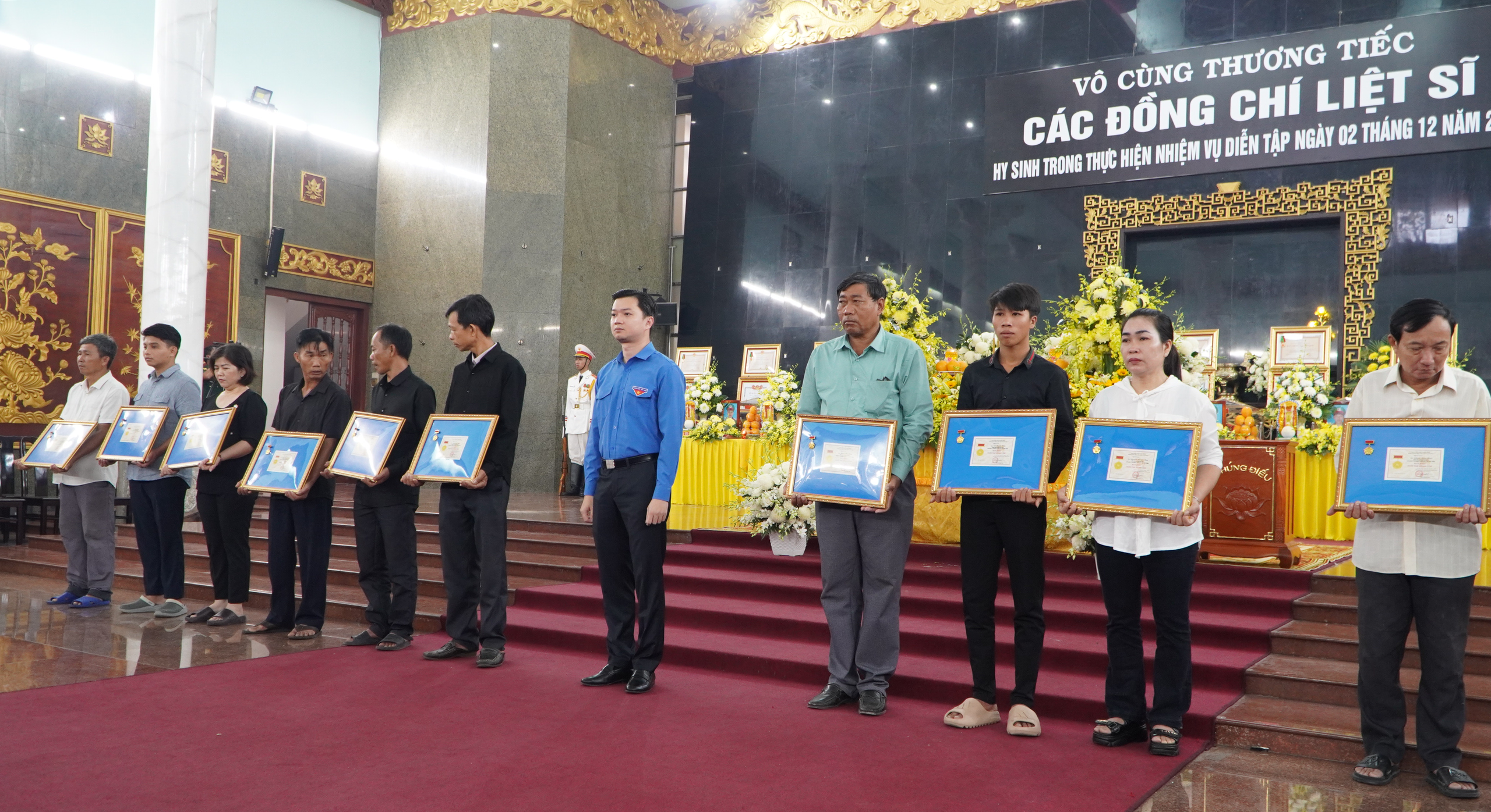 Những h&igrave;nh ảnh tại lễ tang 12 liệt sĩ hy sinh trong thực hiện nhiệm vụ diễn tập- Ảnh 7.