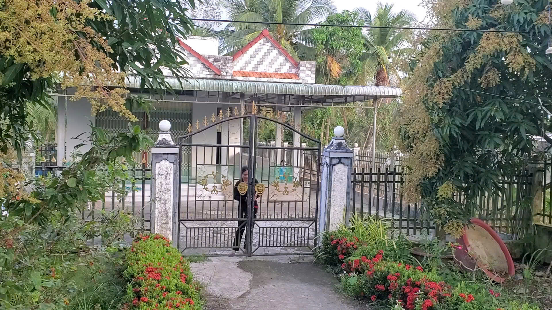 VIDEO: H&agrave;ng x&oacute;m tiết lộ th&ocirc;ng tin mới nhất về TikToker L&ecirc; Tuấn Khang- Ảnh 4.