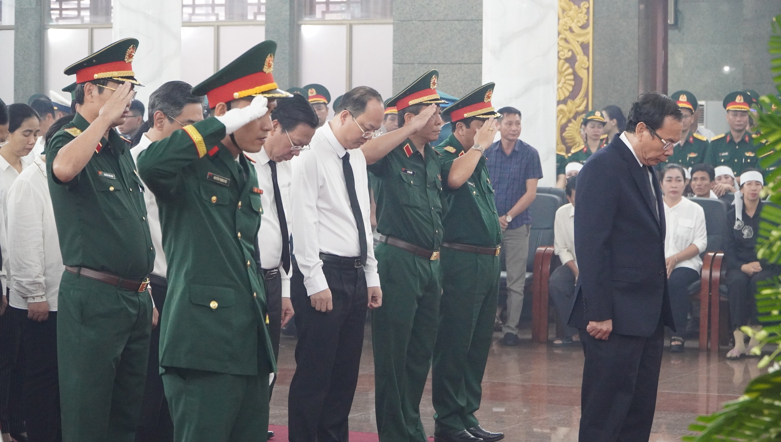 Những h&igrave;nh ảnh tại lễ tang 12 liệt sĩ hy sinh trong thực hiện nhiệm vụ diễn tập- Ảnh 4.